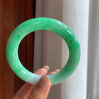 糯冰飘绿花翡翠圆条手镯(59.5mm)（yc423954）