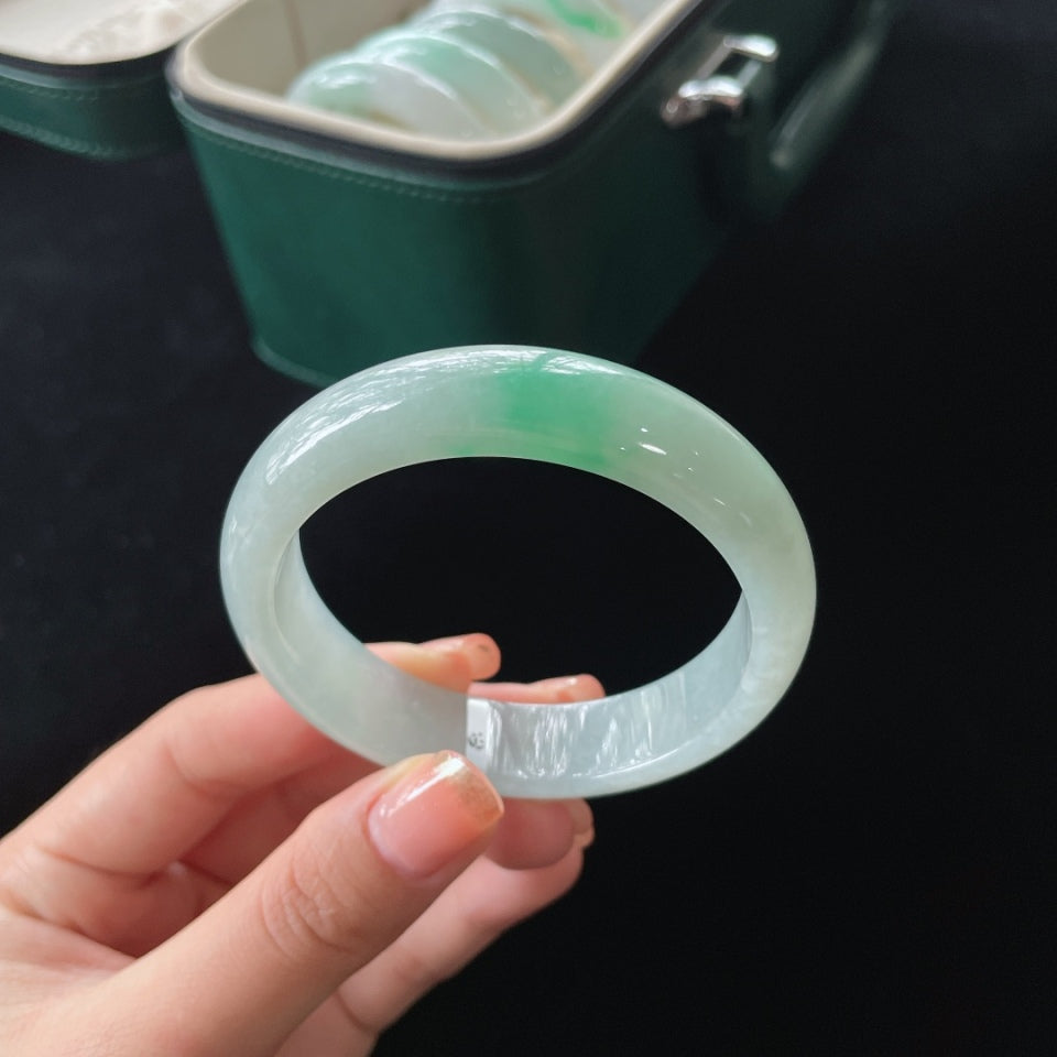 糯冰白底青正圈翡翠手镯（55.5mm）（yc019899）