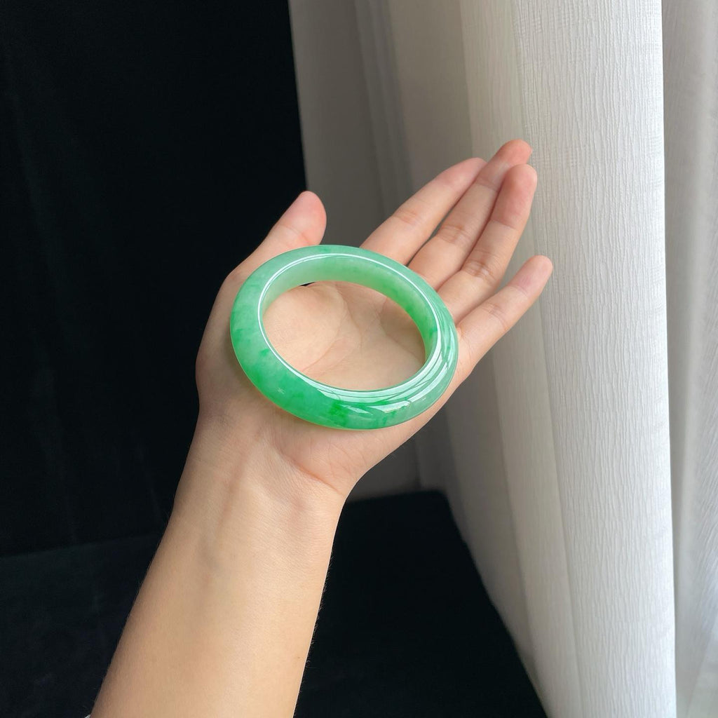 糯冰绿底带辣绿翡翠平安镯（58mm）（yc380005）