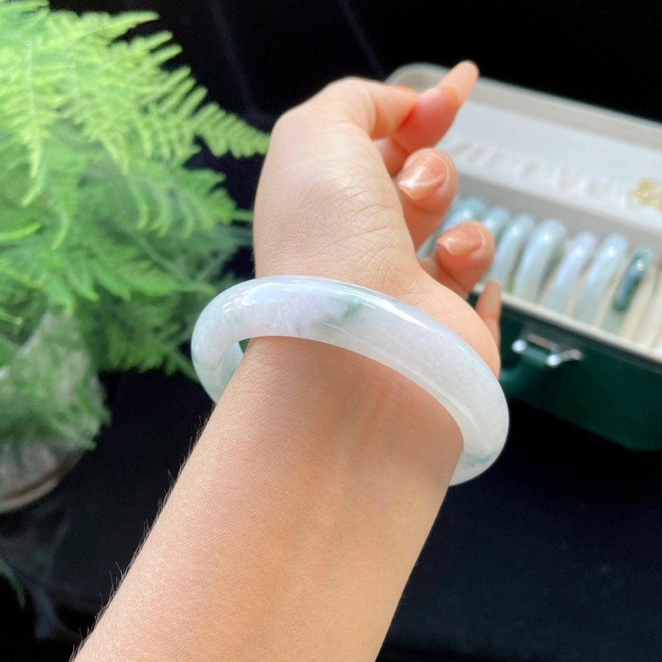 糯冰种春底飘花正圈翡翠手镯（56mm）（yc019404）