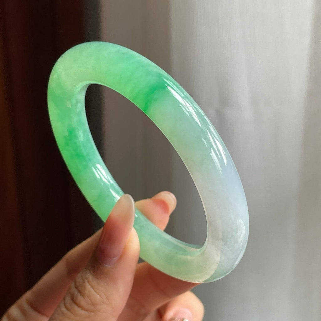 糯冰种飘绿花半山半水翡翠圆条手镯（52mm）（yc196581）