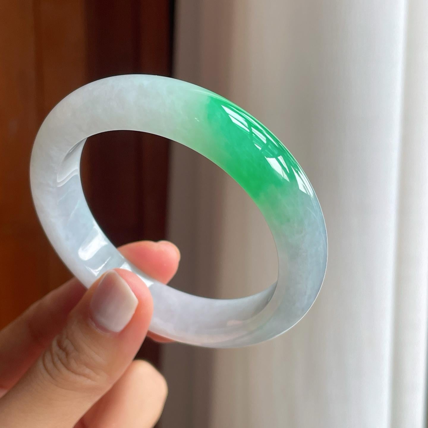 糯冰带辣绿色翡翠平安镯（56mm）（yc249148）