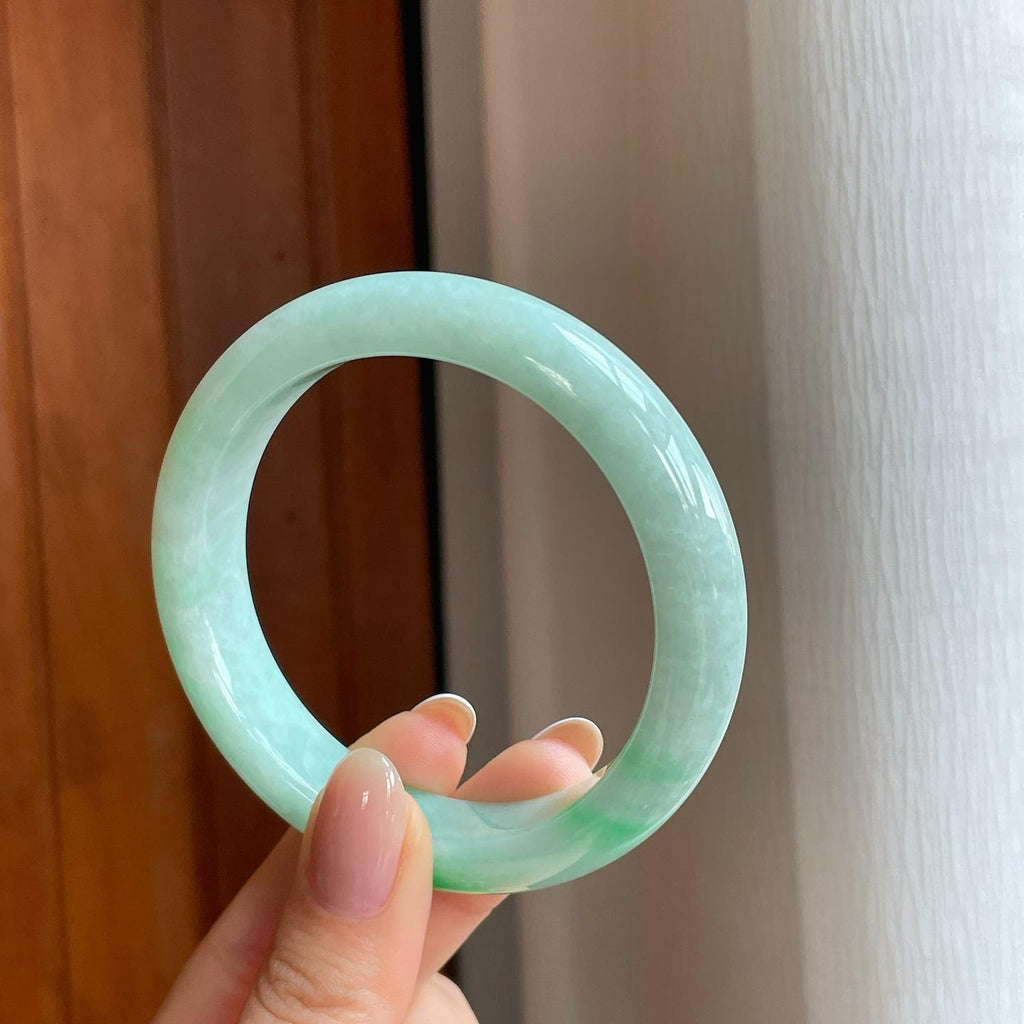 糯冰带翠色翡翠平安镯（57mm)（yc373961）