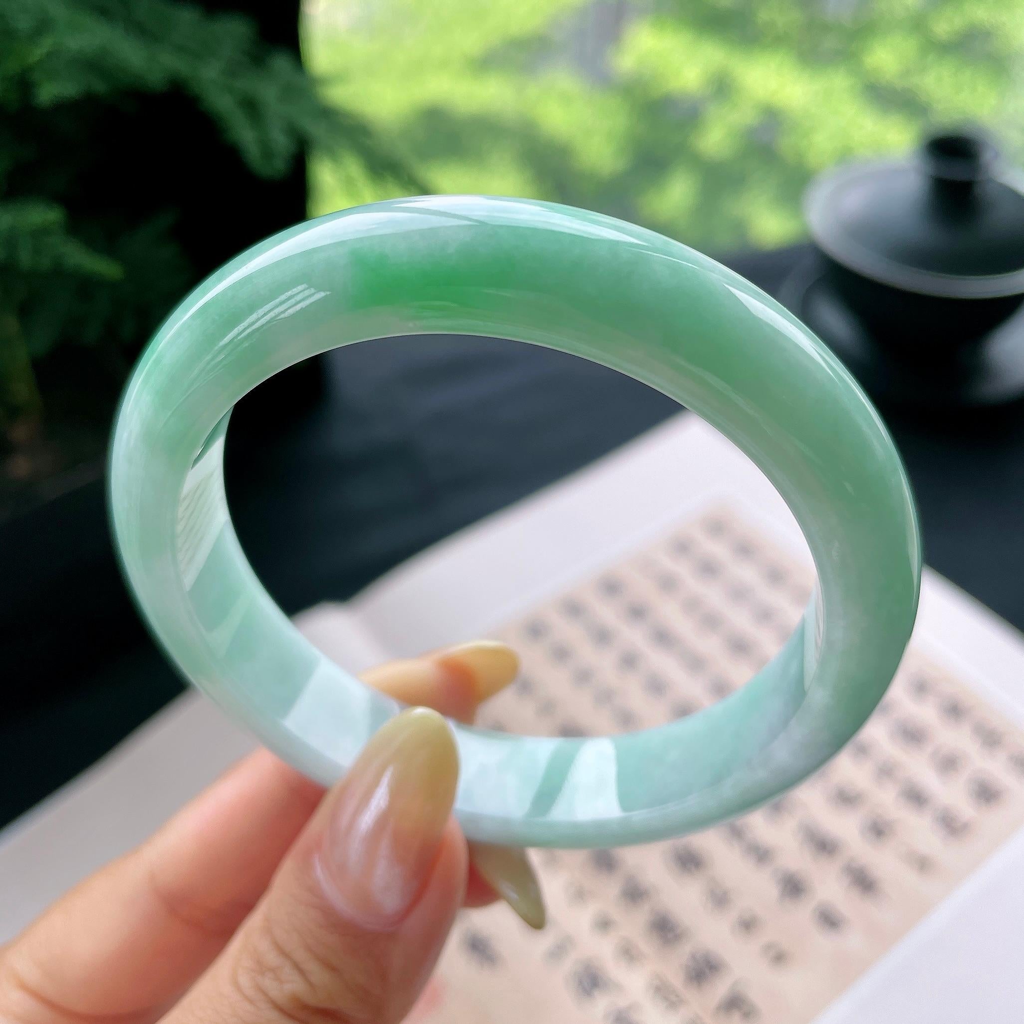 大圈口 细糯种飘绿正圈平安镯60.1圈 天然缅甸A货翡翠（yc473053）