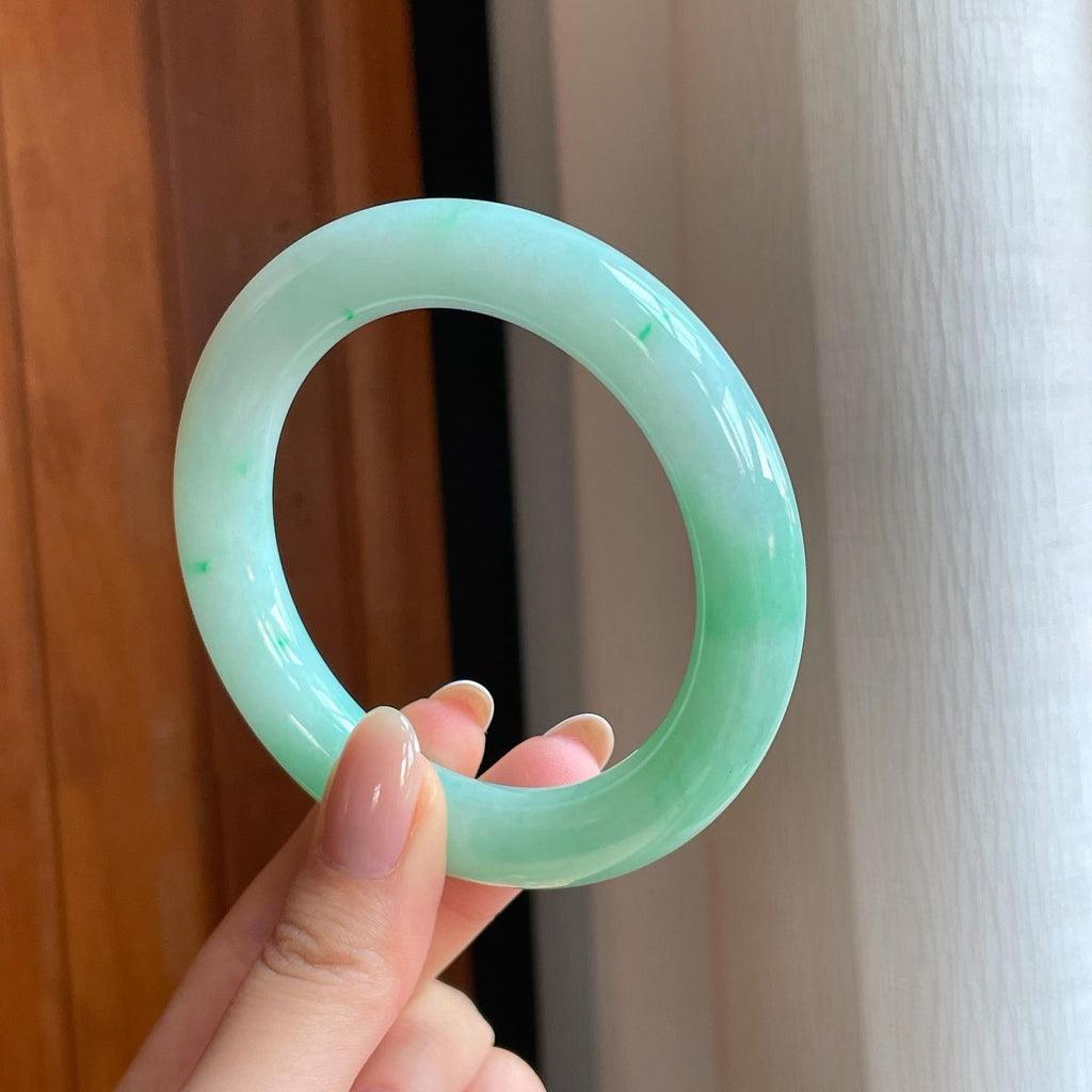 糯冰果绿翡翠圆条手镯（57mm)（yc373953）