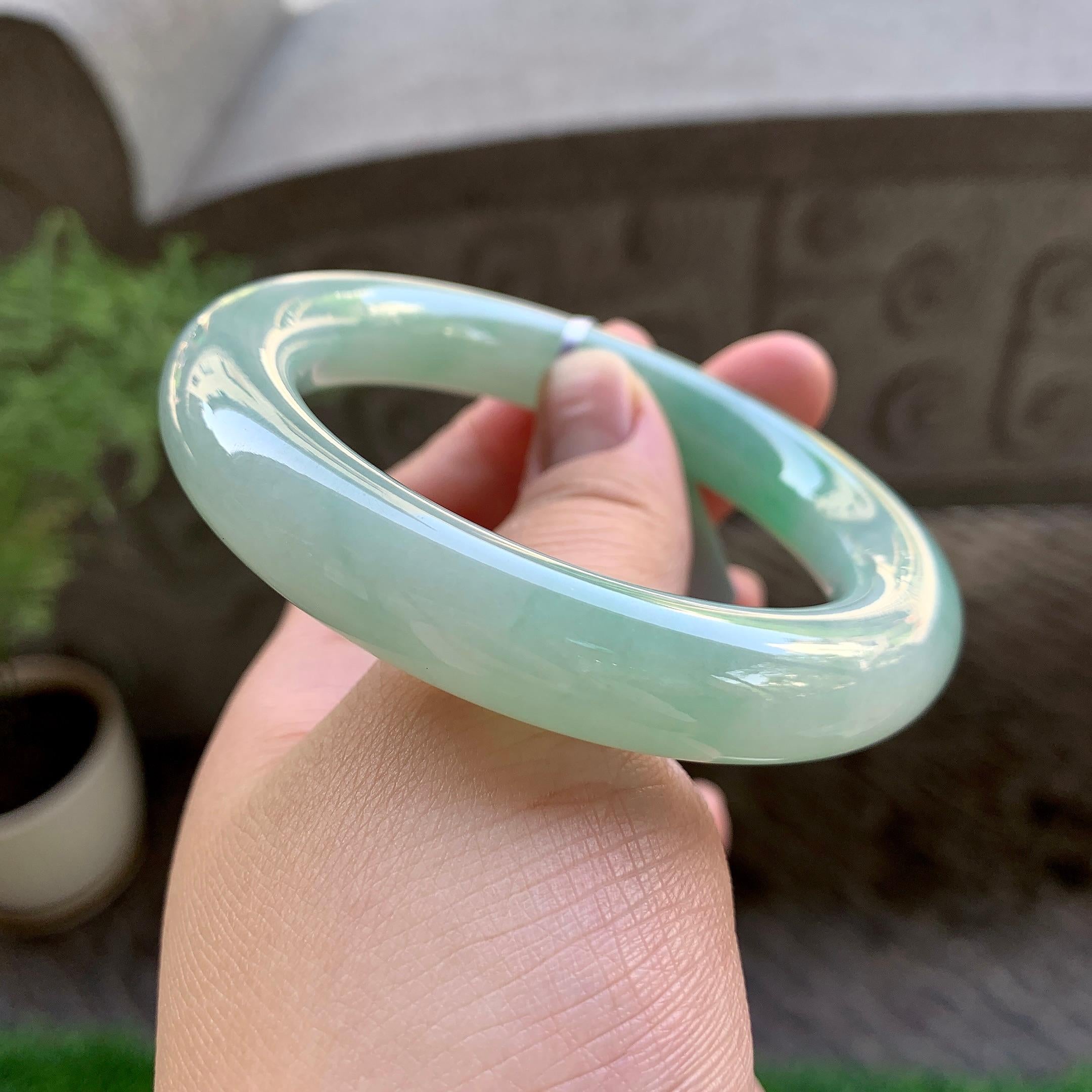 细糯种飘绿圆条手镯（55.7mm）（yc240755）