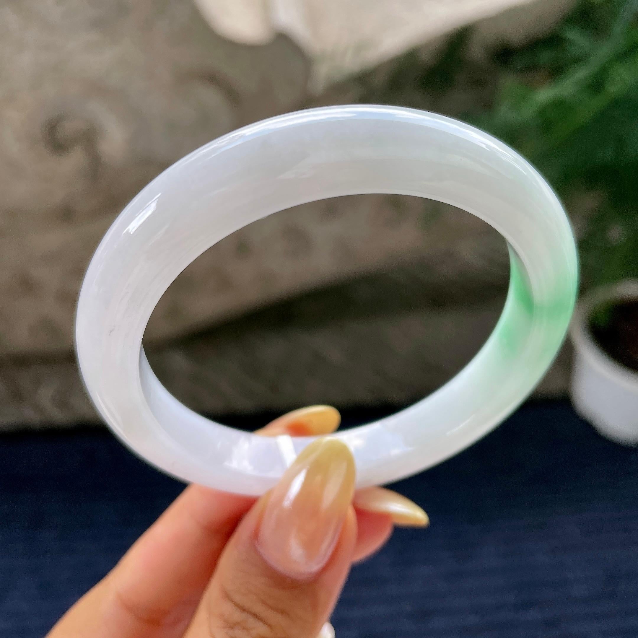 细糯种飘绿正圈平安镯55.8圈 天然缅甸A货翡翠（yc464105）