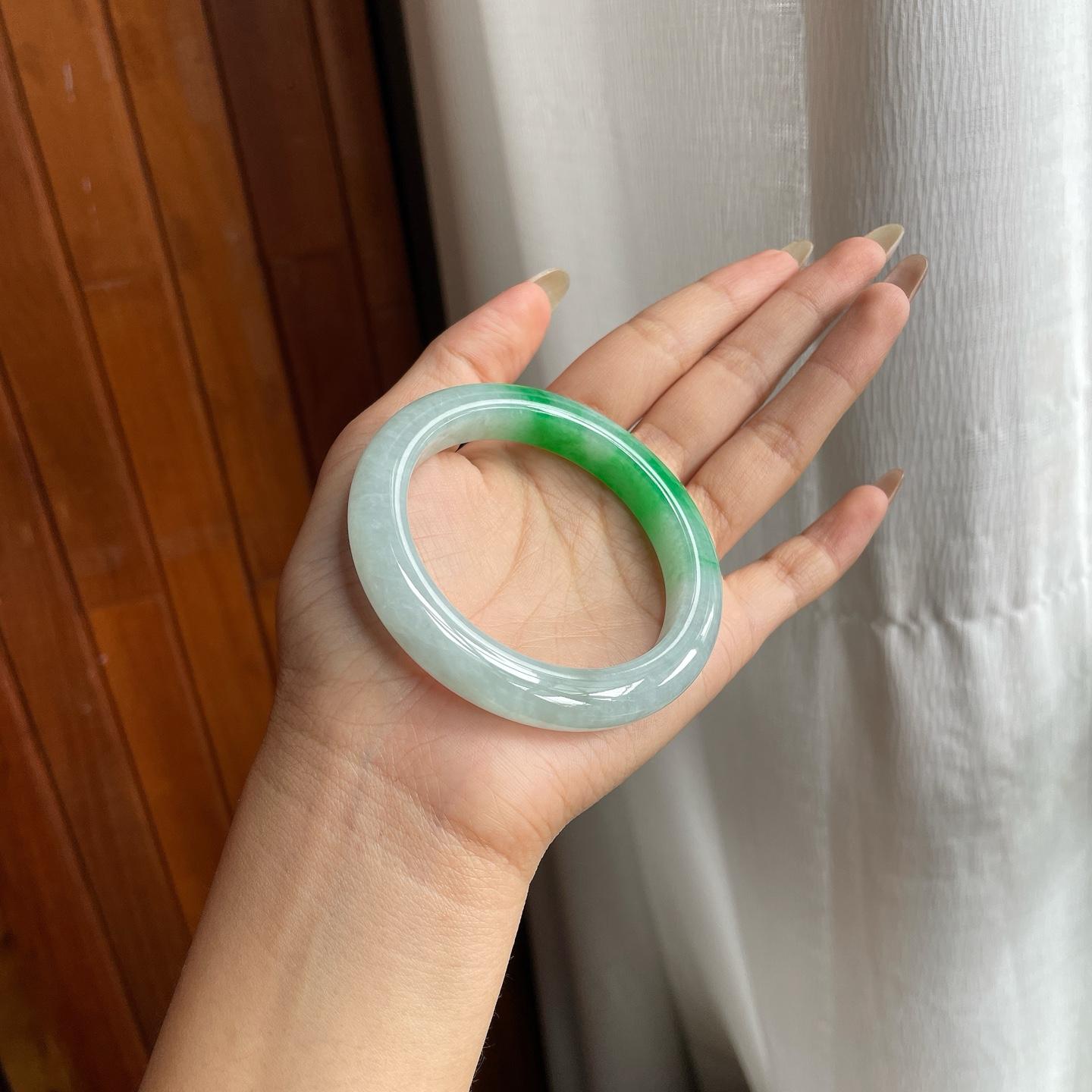 糯种白底青带色翡翠平安镯（54mm）（yc223453）