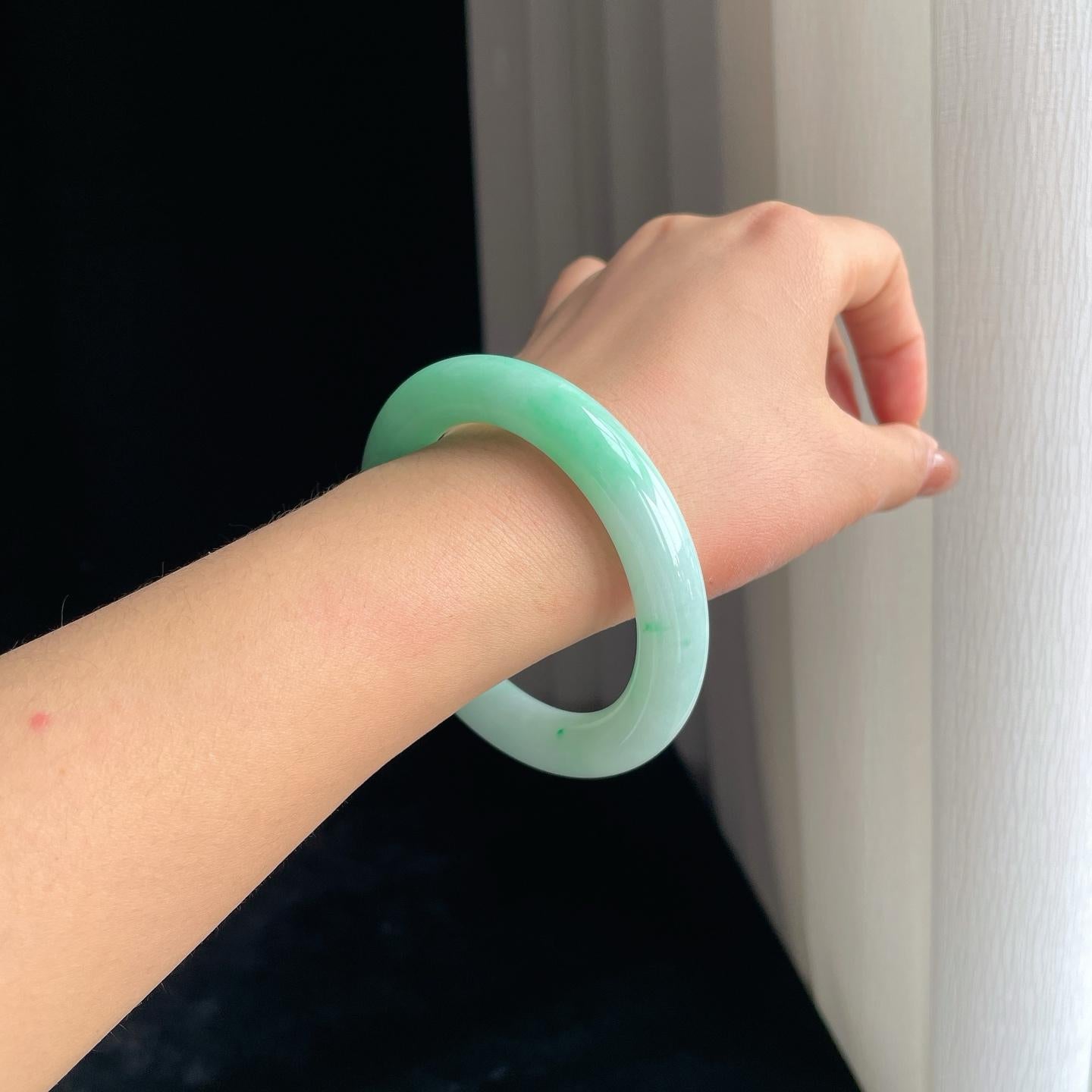 糯冰果绿翡翠圆条手镯（57mm）（yc378050）