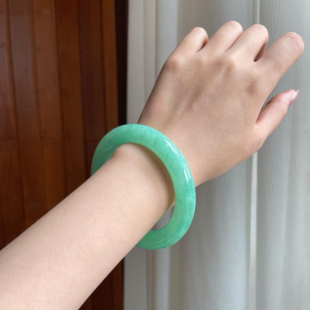 糯冰果绿翡翠圆条手镯（56mm)（yc342965）