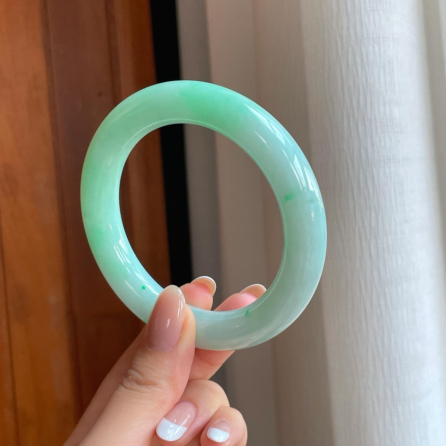 糯冰果绿翡翠圆条手镯（57mm)（yc373953）