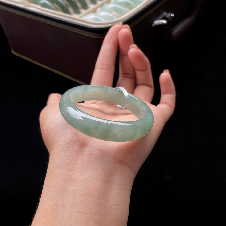 糯冰湖水绿贵妃翡翠手镯（56.3mm）（yc017402）