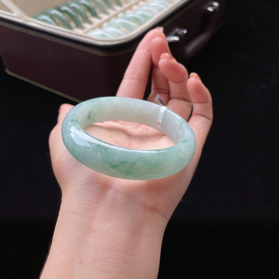 糯种宽版飘花正圈翡翠手镯（58.5mm）（yc018708）