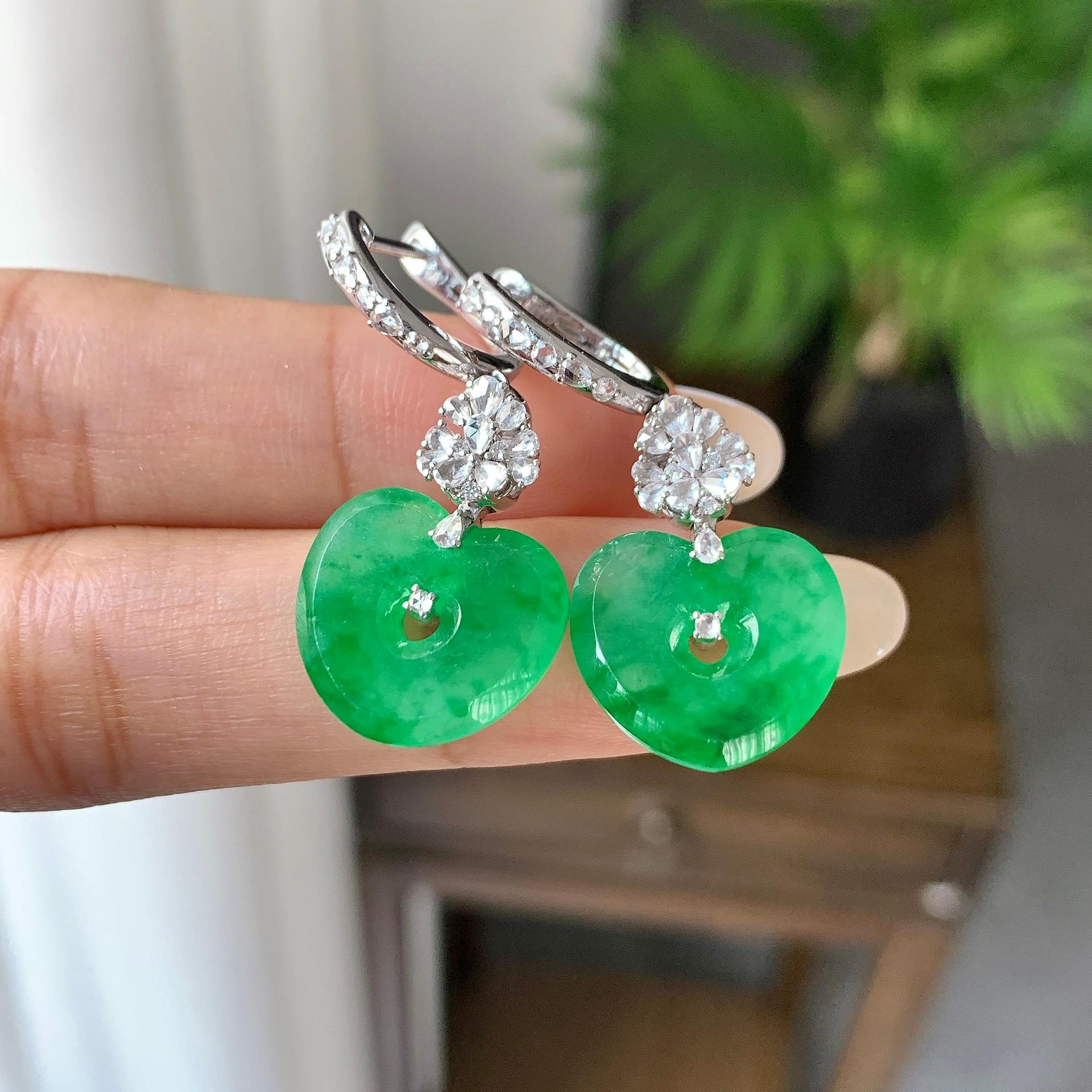 18K金钻镶糯冰种飘阳绿爱心耳坠（yc248200）