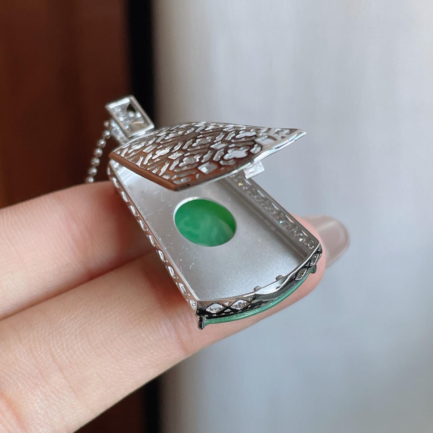 18k金镶糯冰满绿翡翠无事牌（yc242744）