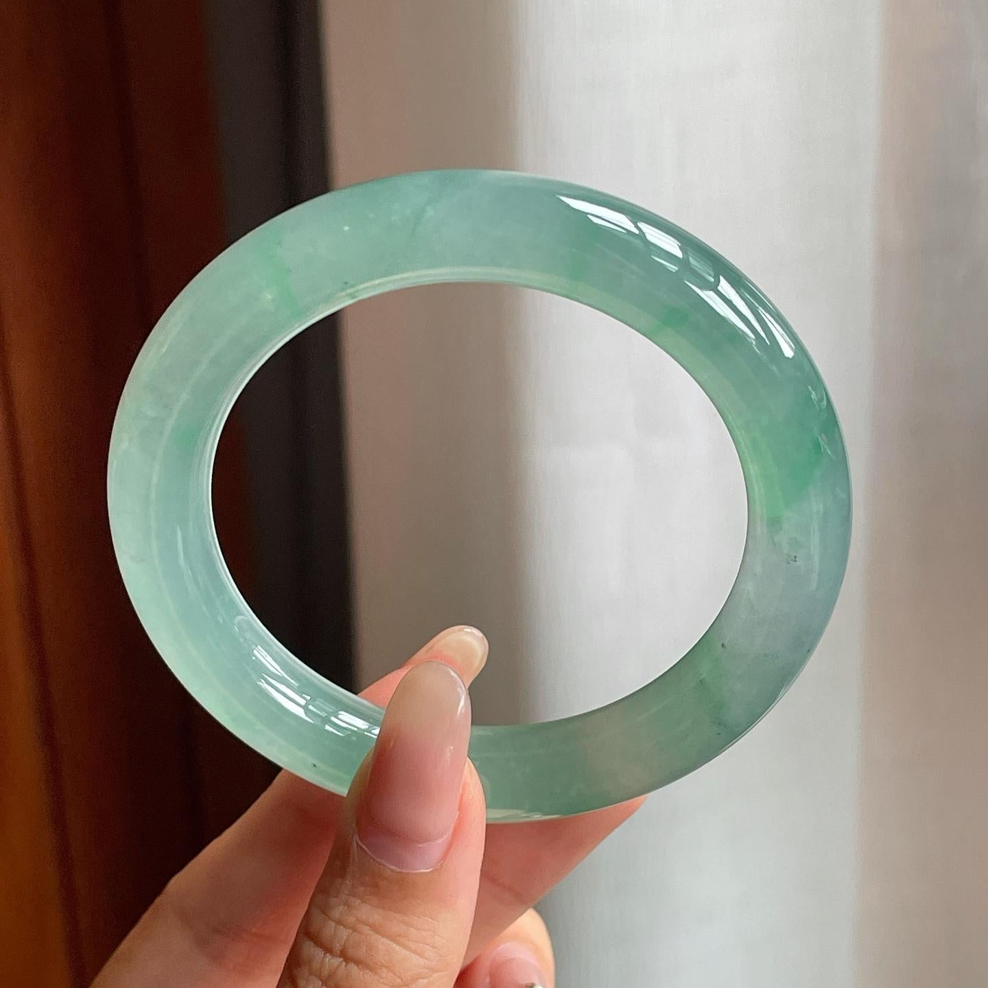 糯冰种晴底飘绿花翡翠圆条手镯（55mm）（yc200654）