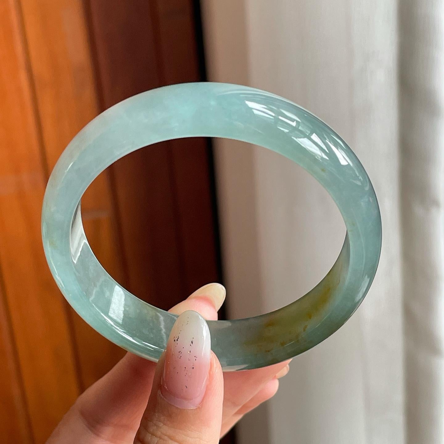 糯冰种湖水绿带黄翡翡翠平安镯（56mm）（yc216819）