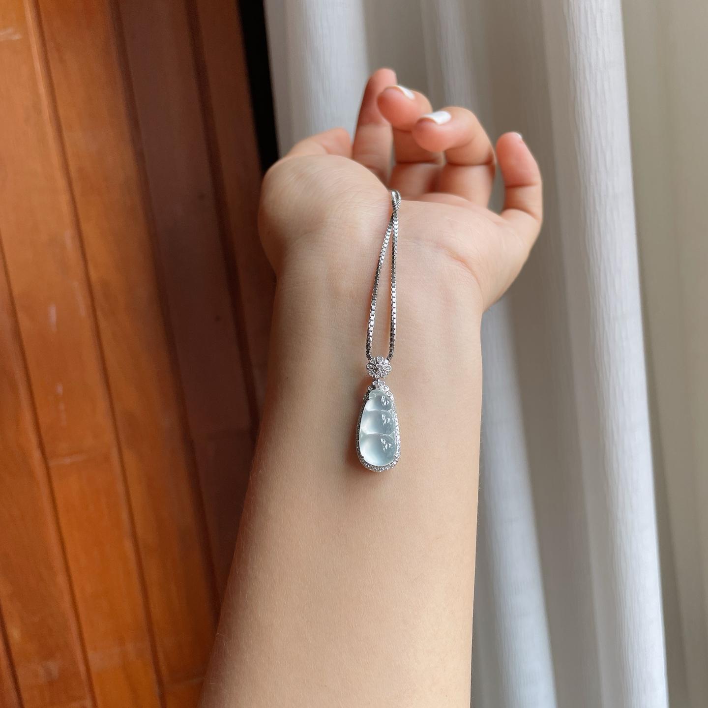 18k金镶冰玻种翡翠豆子（yc247643）