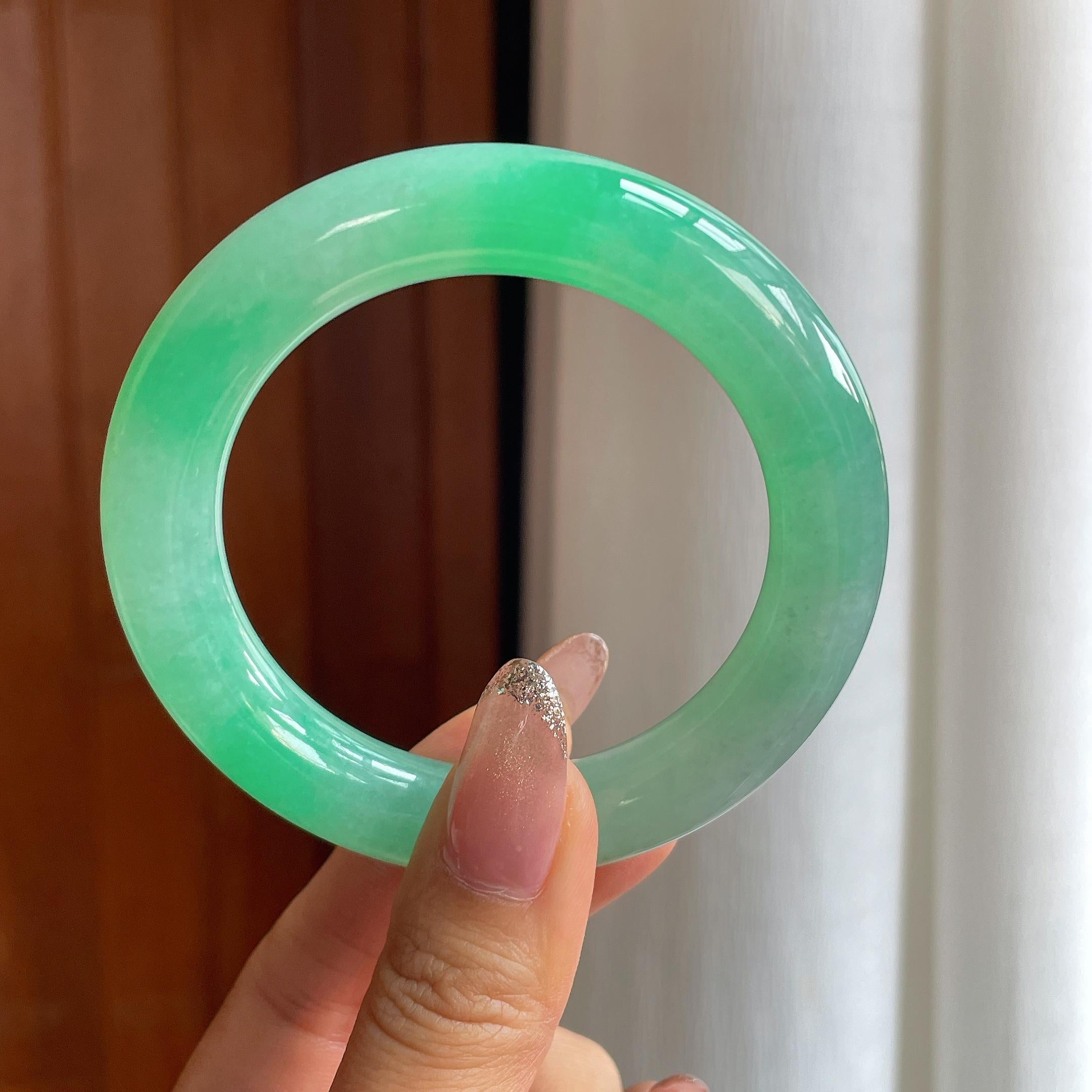 冰种阳绿翡翠圆条手镯（55.5mm）（yc354243）