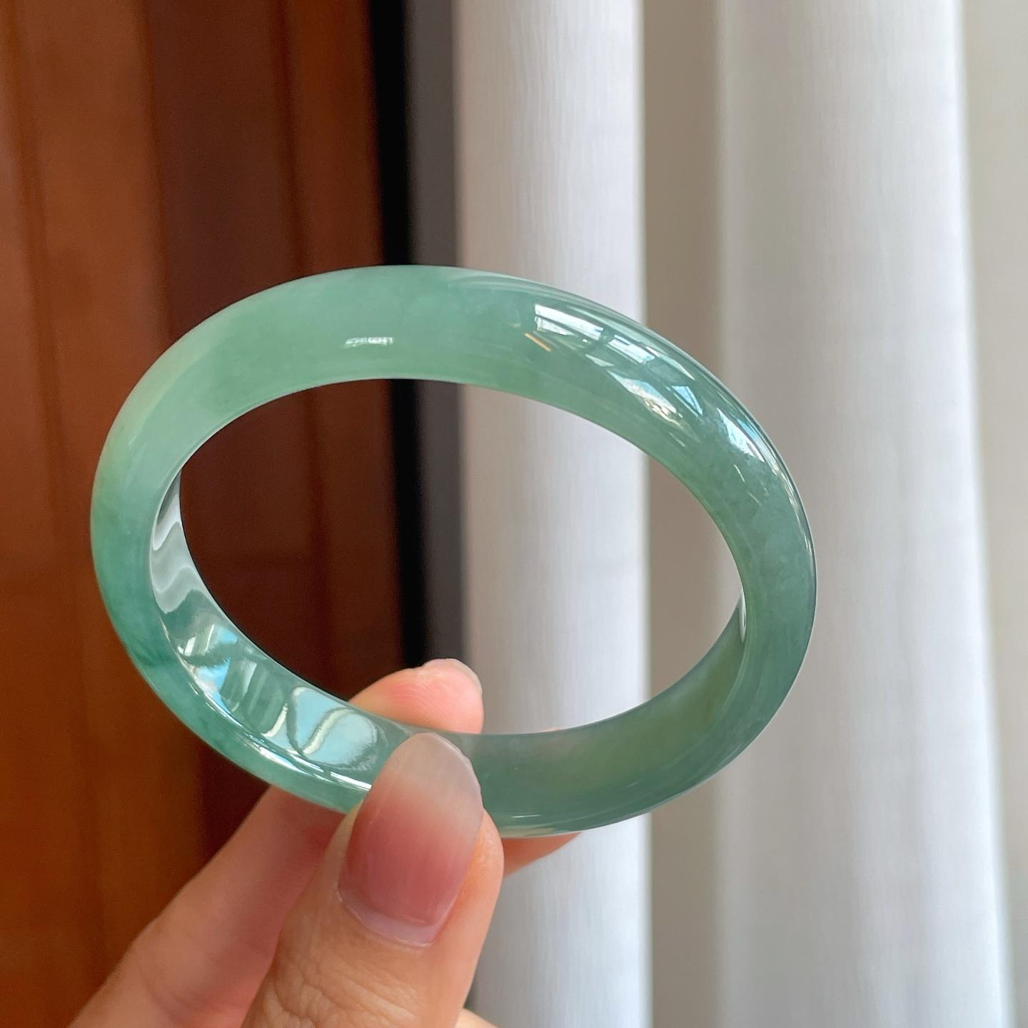 糯冰湖水绿飘花翡翠贵妃镯（54.8mm）（yc312892）