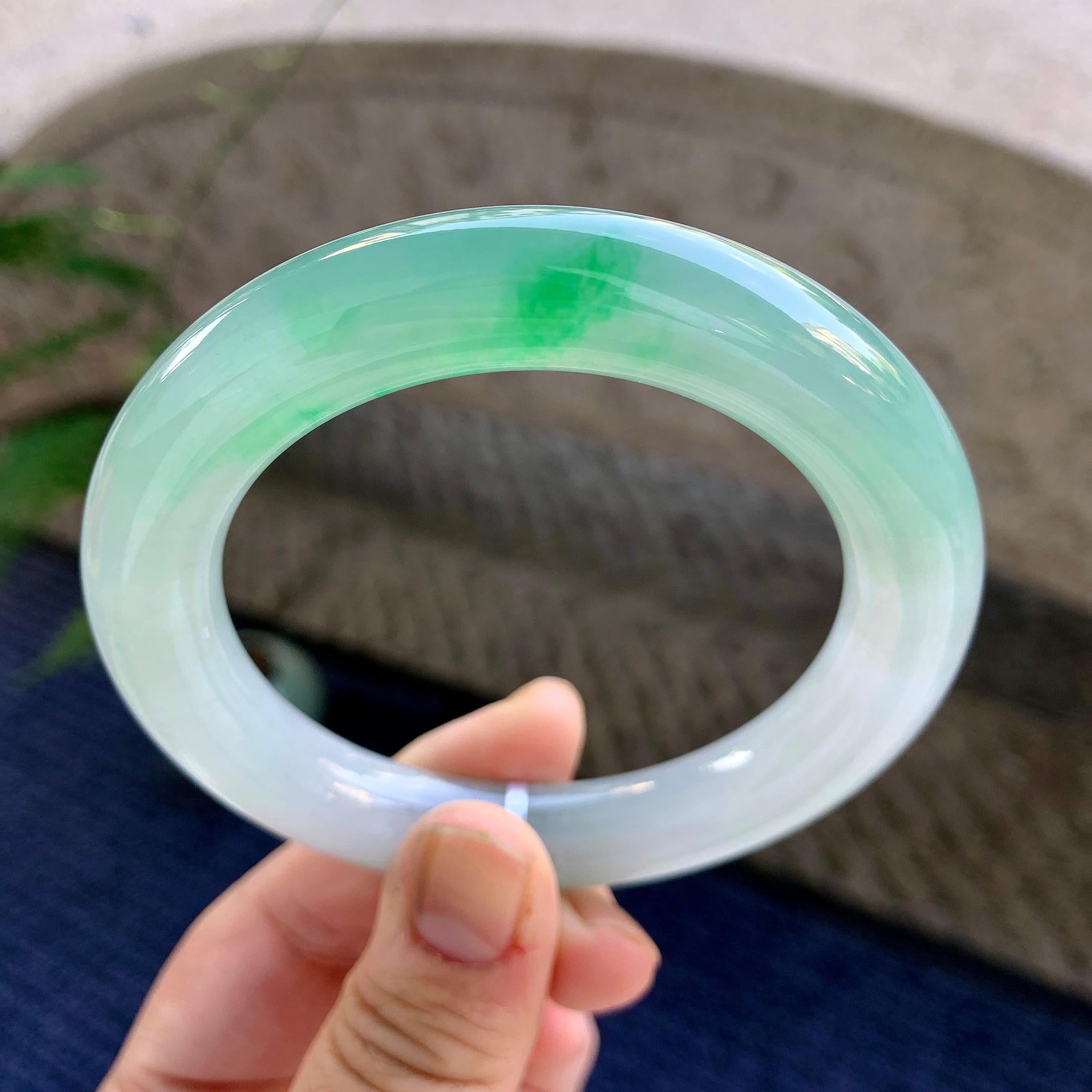 糯冰种飘绿圆条手镯（58.4mm）（yc243440）