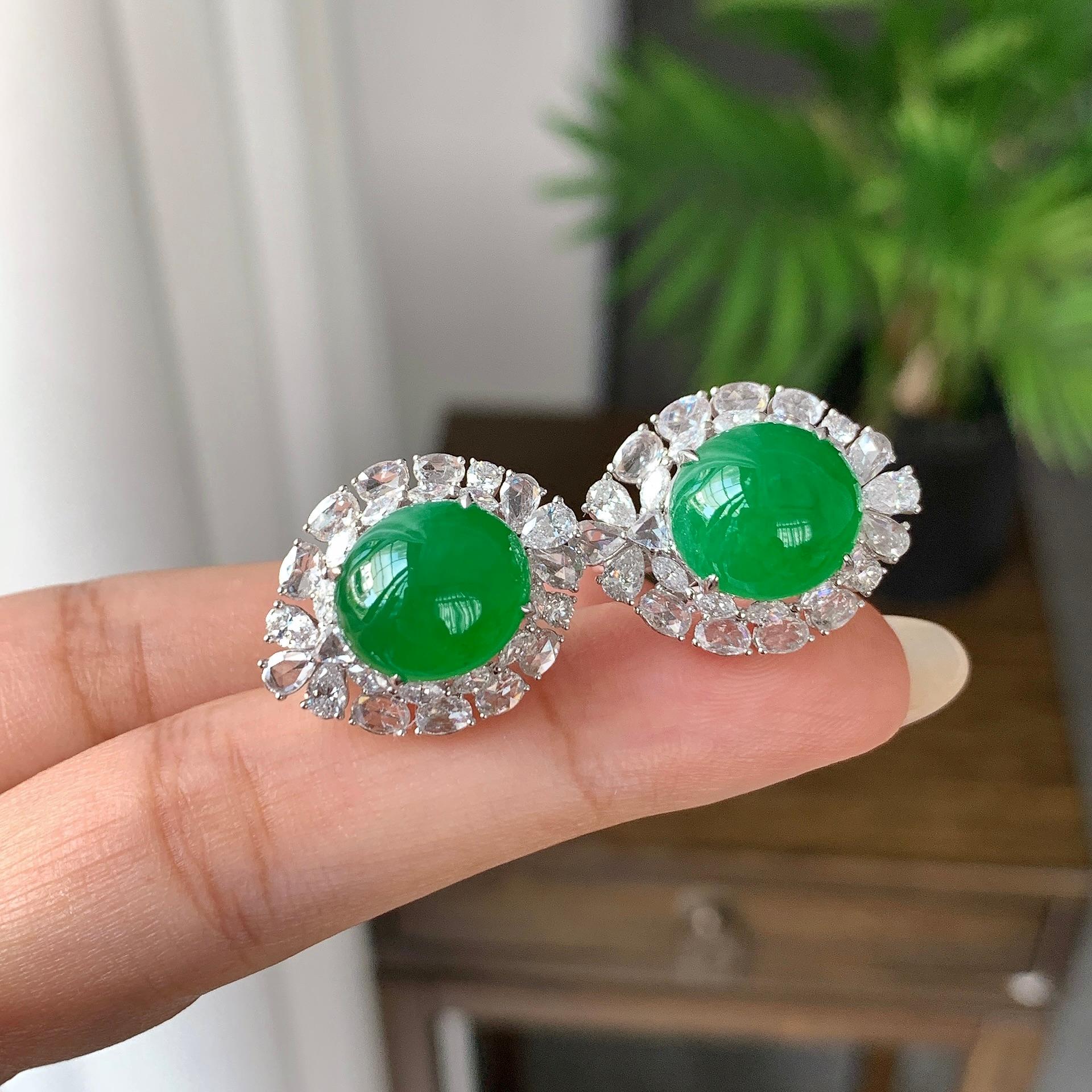 18K金钻镶糯冰种满绿蛋面耳钉（yc248204）