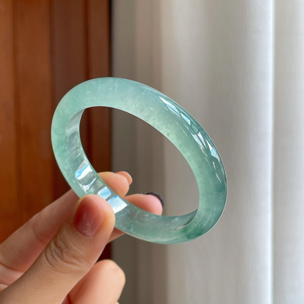 冰玻种蓝底飘花翡翠贵妃镯（55.5mm）（yc277370）