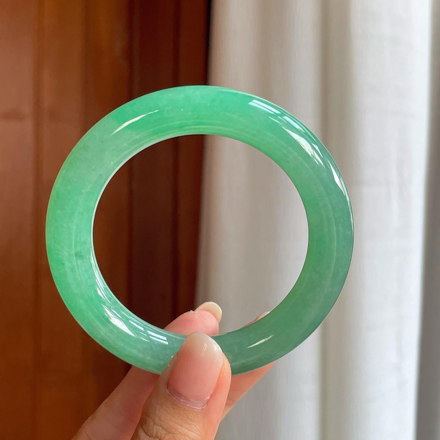 冰种果绿翡翠圆条手镯（55.3mm）（yc408427）