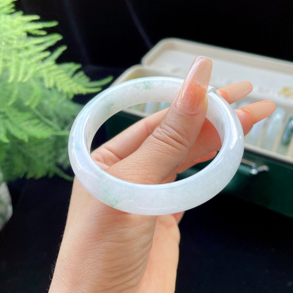 糯冰种春底飘花正圈翡翠手镯（56mm）（yc019404）