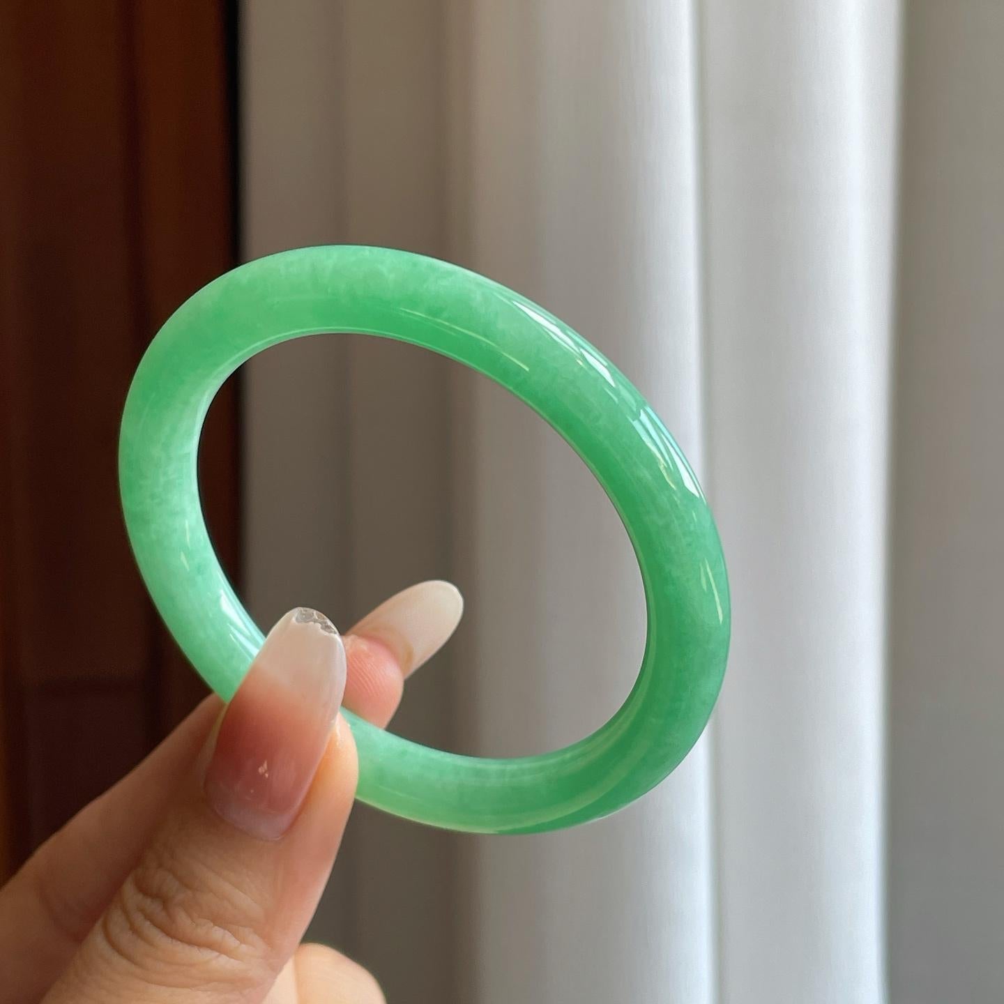 糯冰果绿翡翠圆条手镯（50.5mm）（yc274566）