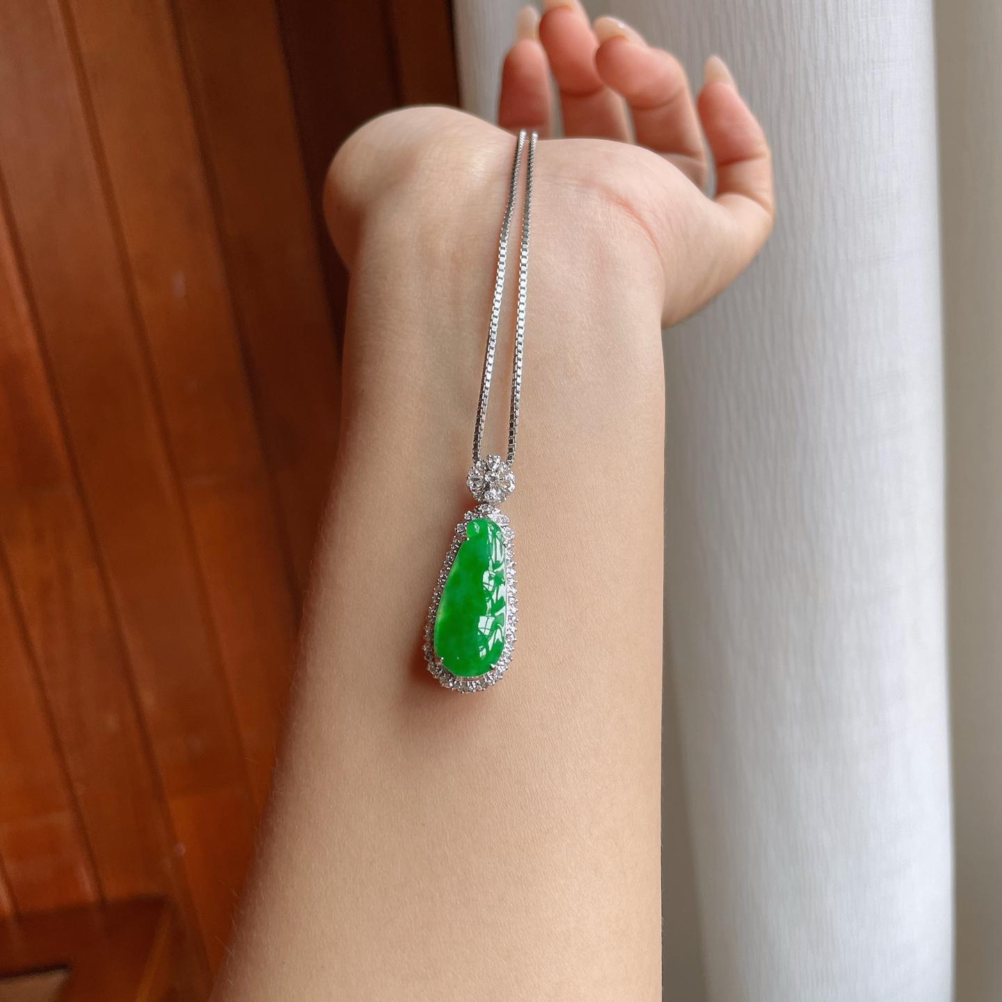 18k金镶糯冰满绿翡翠豆子（yc239364）