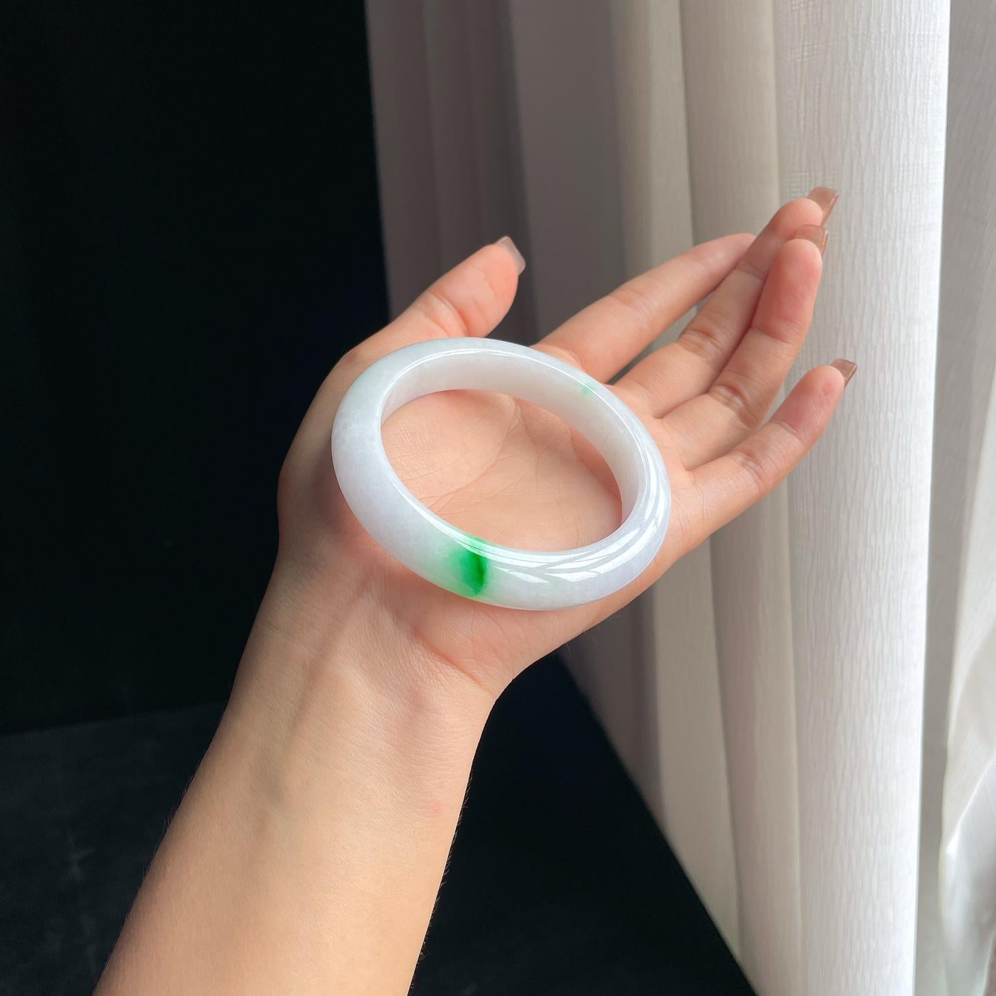 糯冰带一抹翠色翡翠平安镯（57mm）（yc368965）