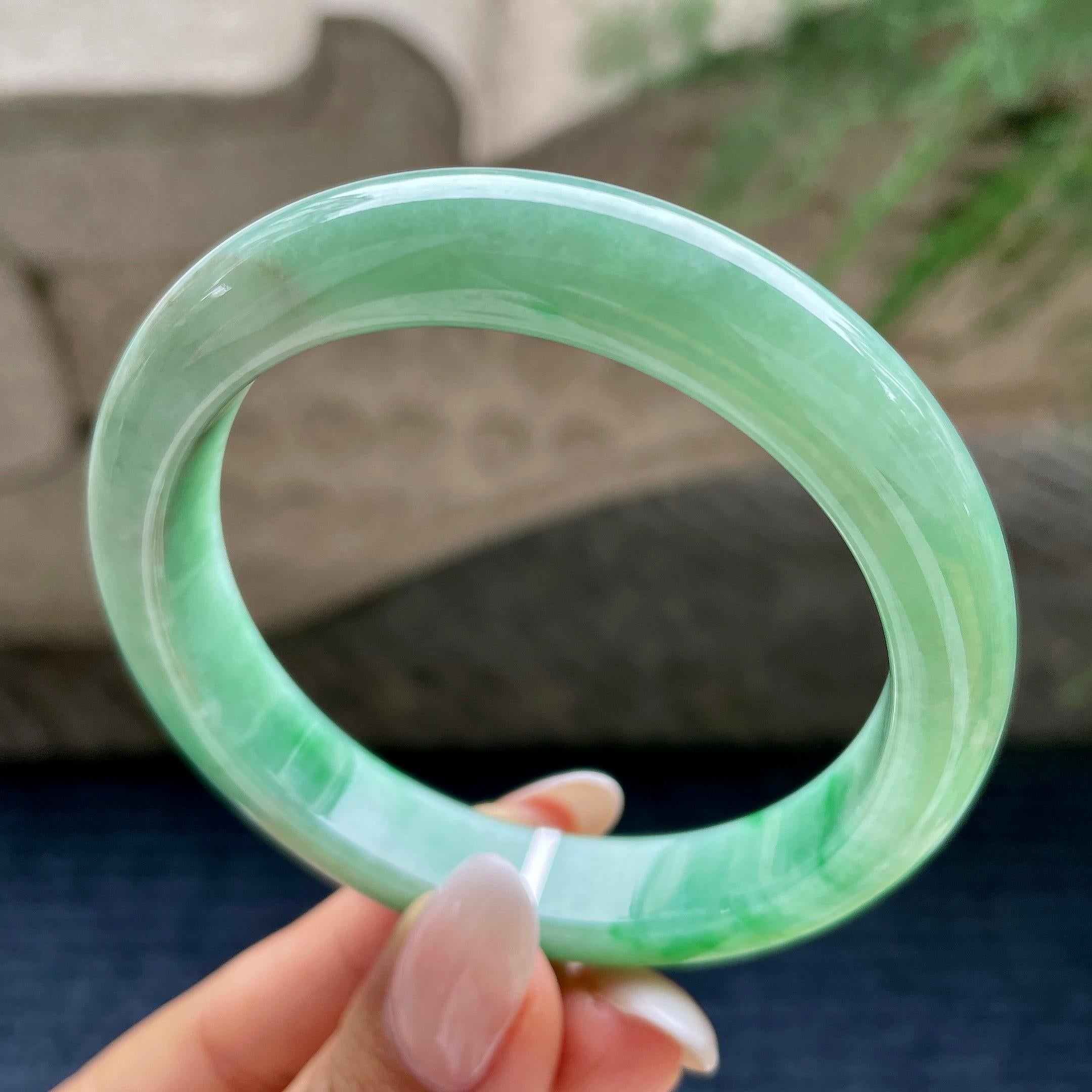 细糯种晴底飘绿花正圈平安镯    57圈    天然缅甸A货翡翠（yc410271）