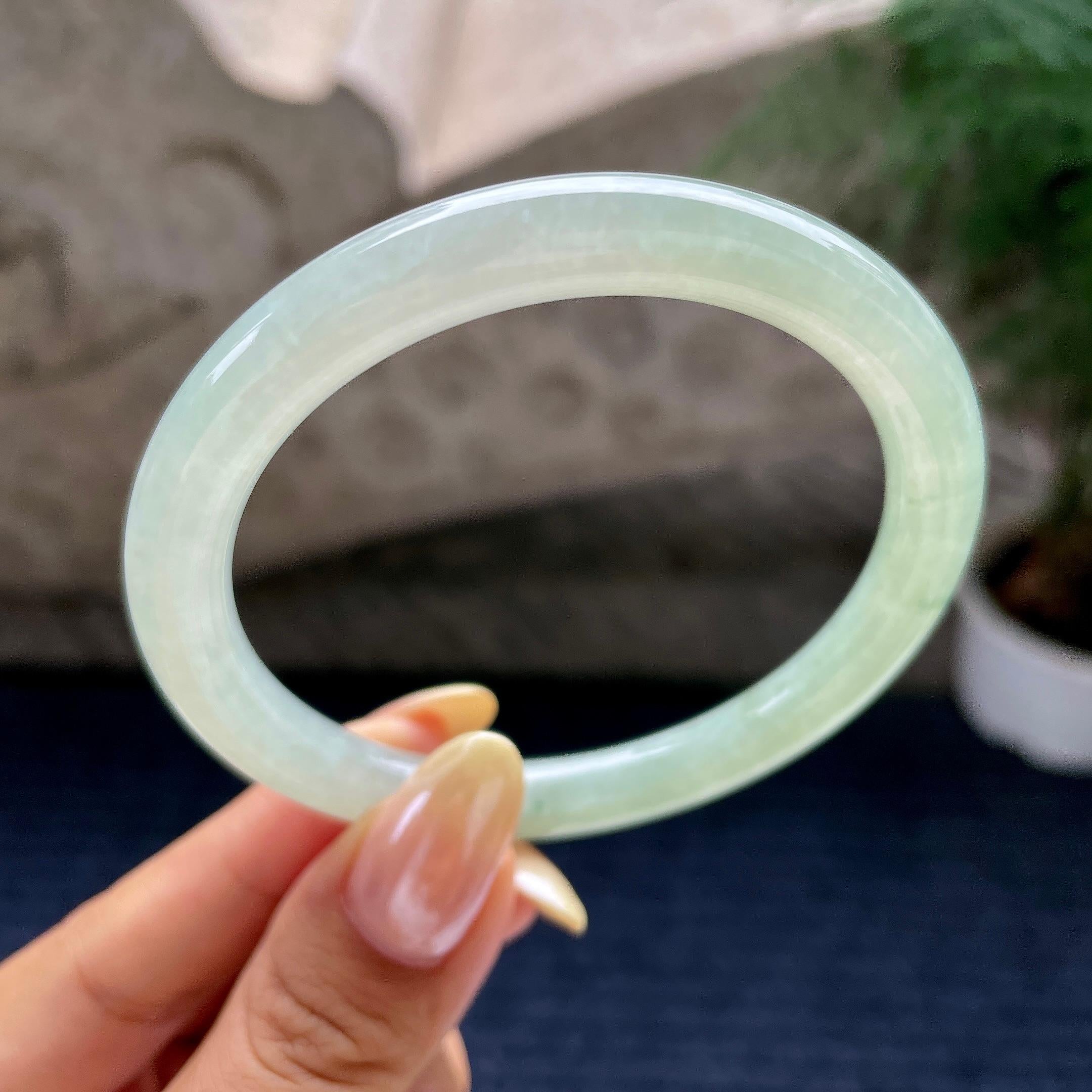 细糯种晴底飘花圆条手镯57.7圈         天然缅甸A货翡翠（yc460732）
