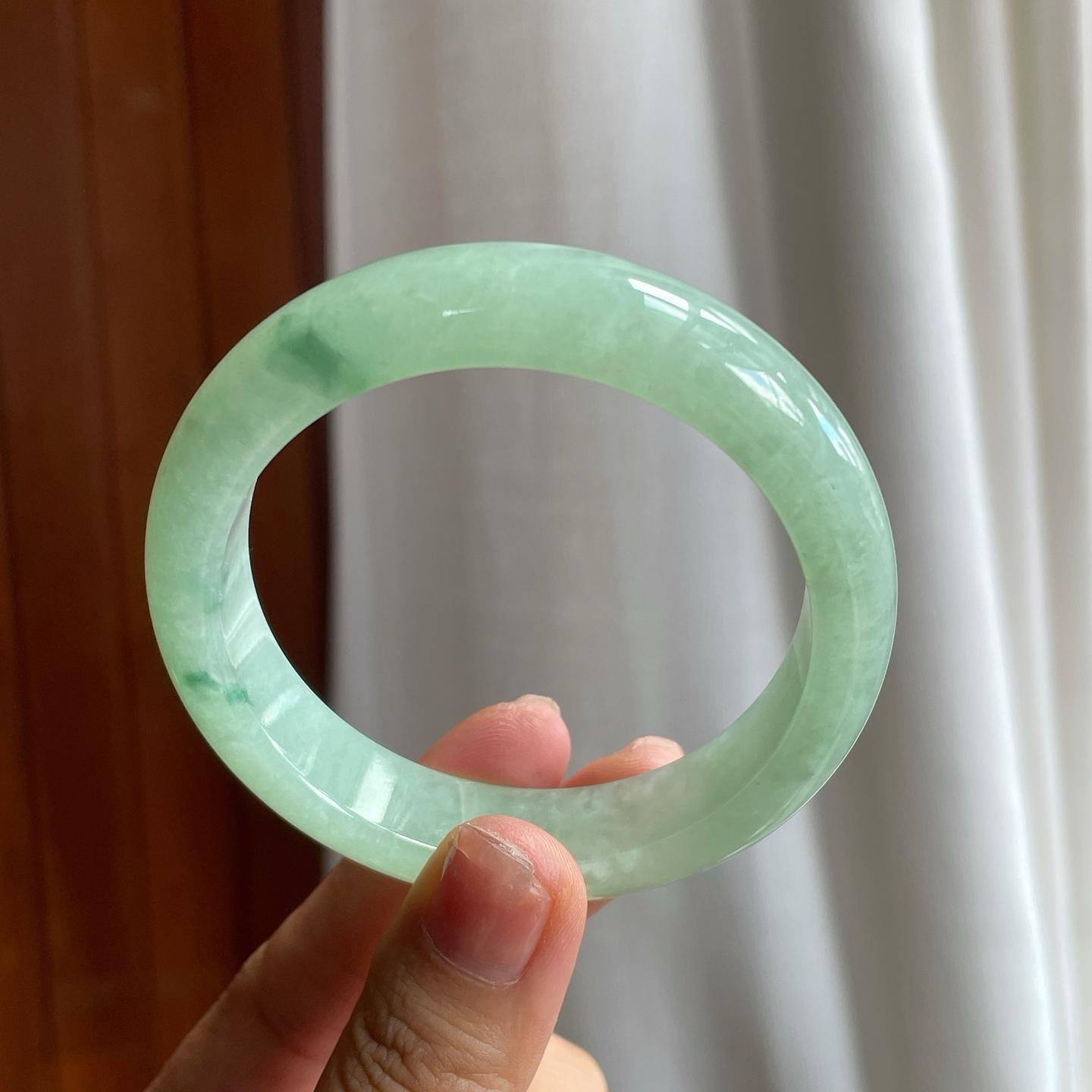 糯冰晴绿底飘花翡翠平安镯（56mm）（yc216040）