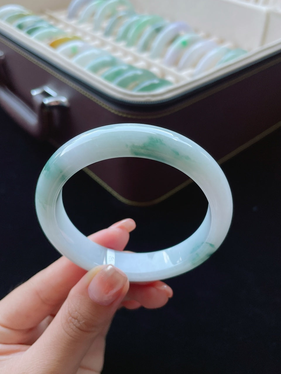 细糯种飘绿正圈翡翠手镯（55.5mm）（yc016644）