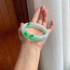 糯冰宽版飘绿花翡翠平安镯（60.5mm）（yc249150）