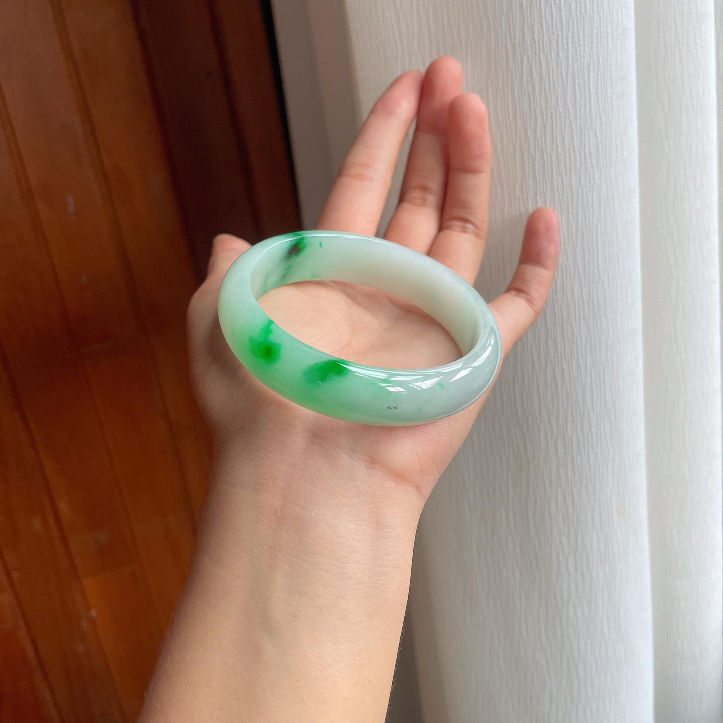 糯冰宽版飘绿花翡翠平安镯（60.5mm）（yc249150）