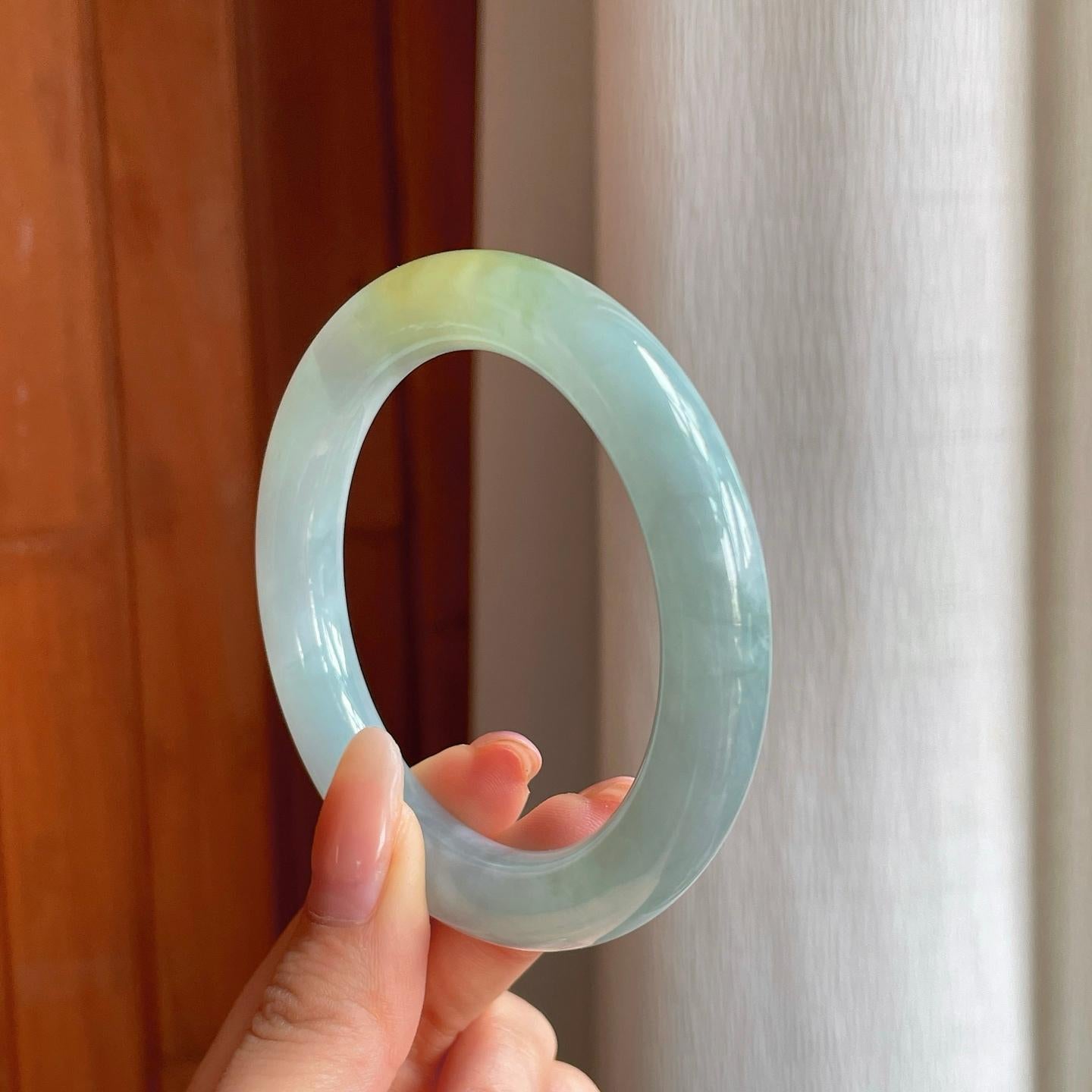 冰种飘黄翡翠圆条手镯（55mm)（yc360254）