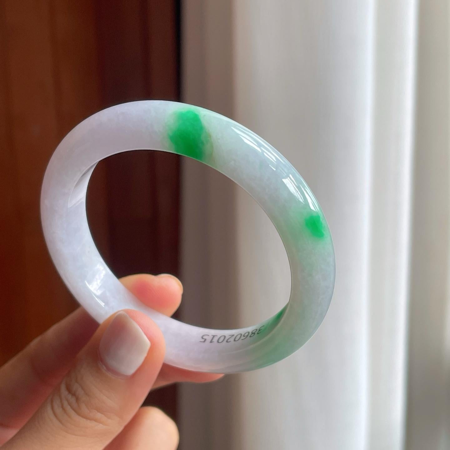 糯冰淡春底带色翡翠平安镯（53.8mm）（yc249157）