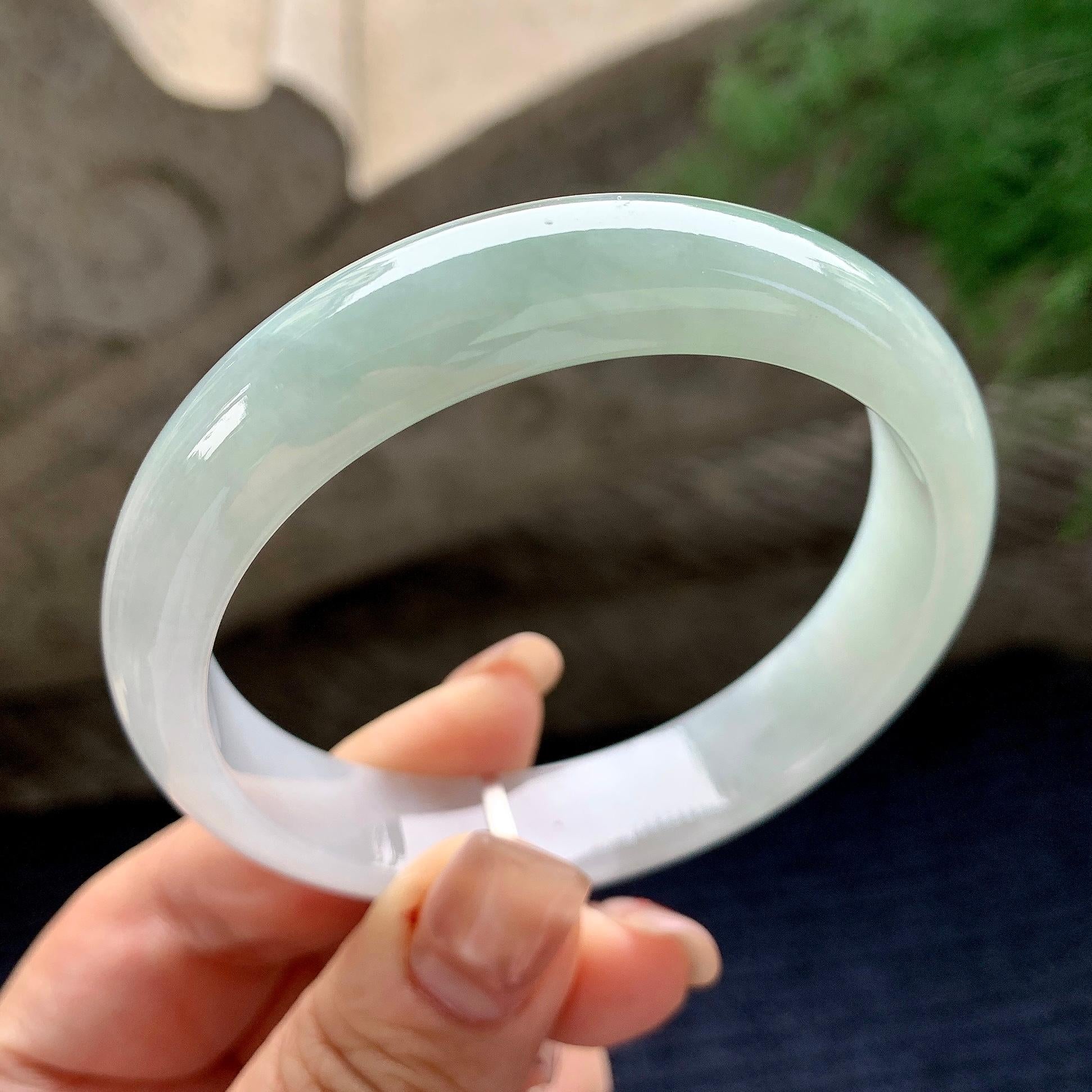 大圈口 细糯种淡晴底飘绿花正圈平安镯  58.2圈口  天然缅甸A货翡翠（yc358875）