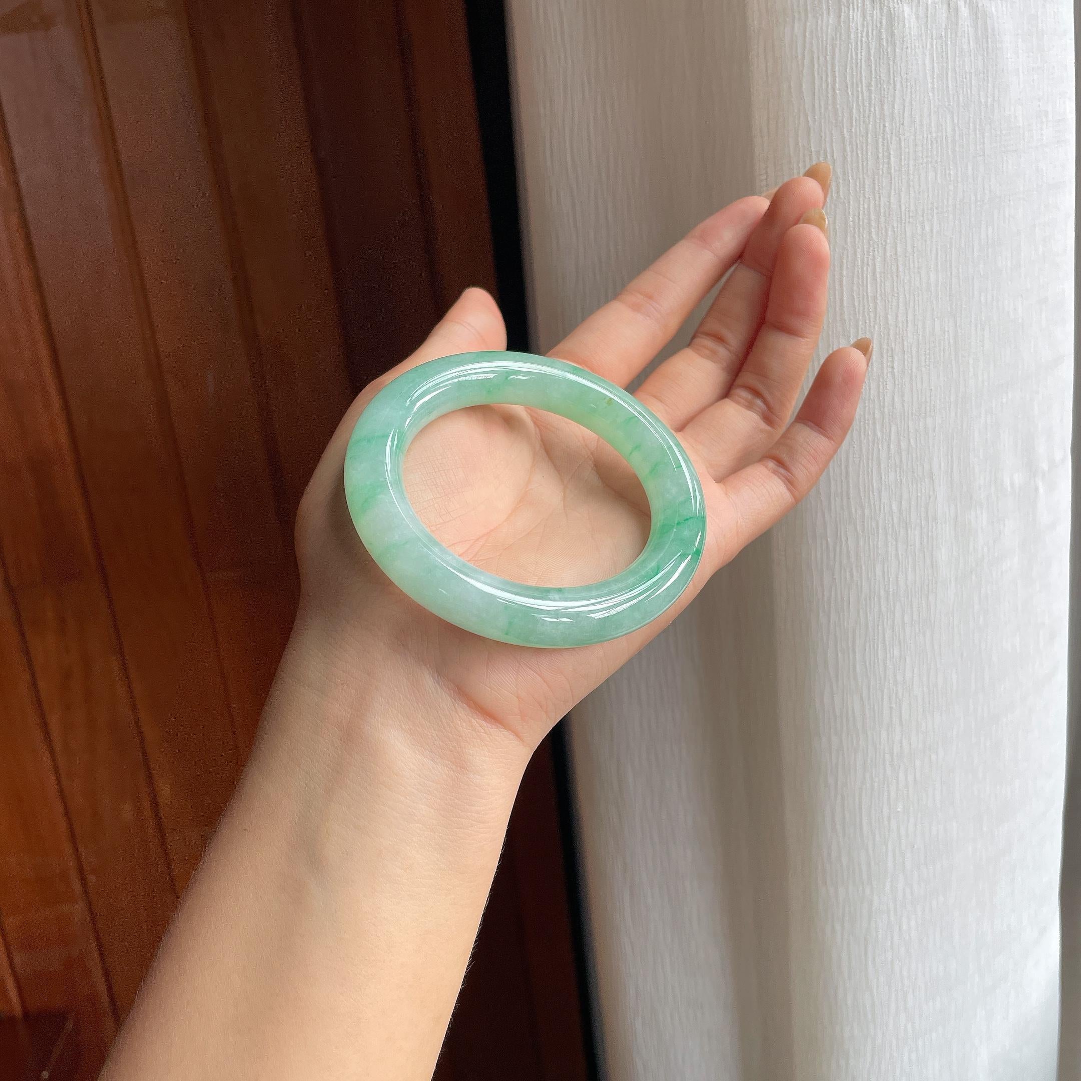 糯冰飘翠色翡翠圆条手镯(53mm)（yc423152）