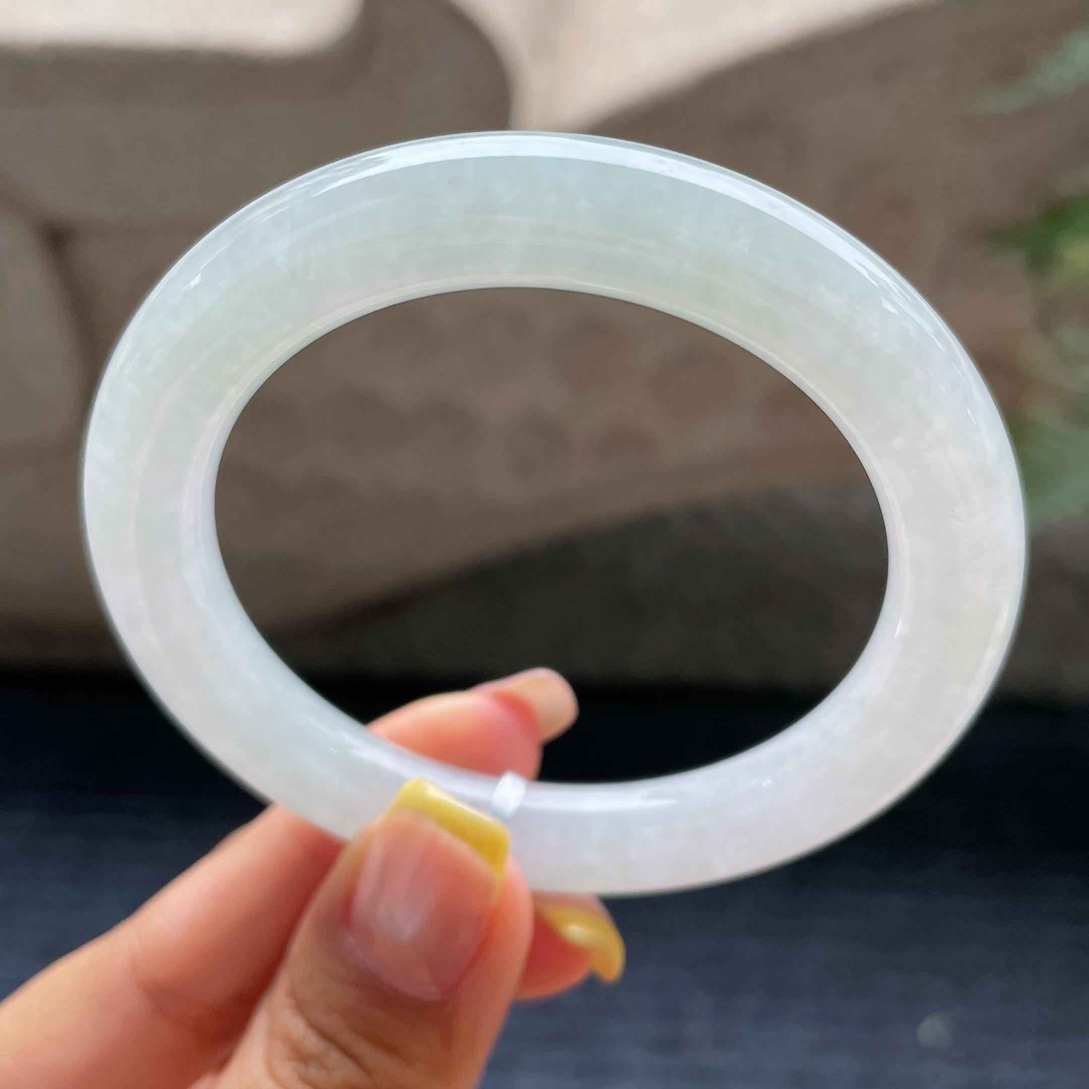 小细条    细糯种淡晴底圆条手镯53.8圈     天然缅甸A货翡翠（yc371526）