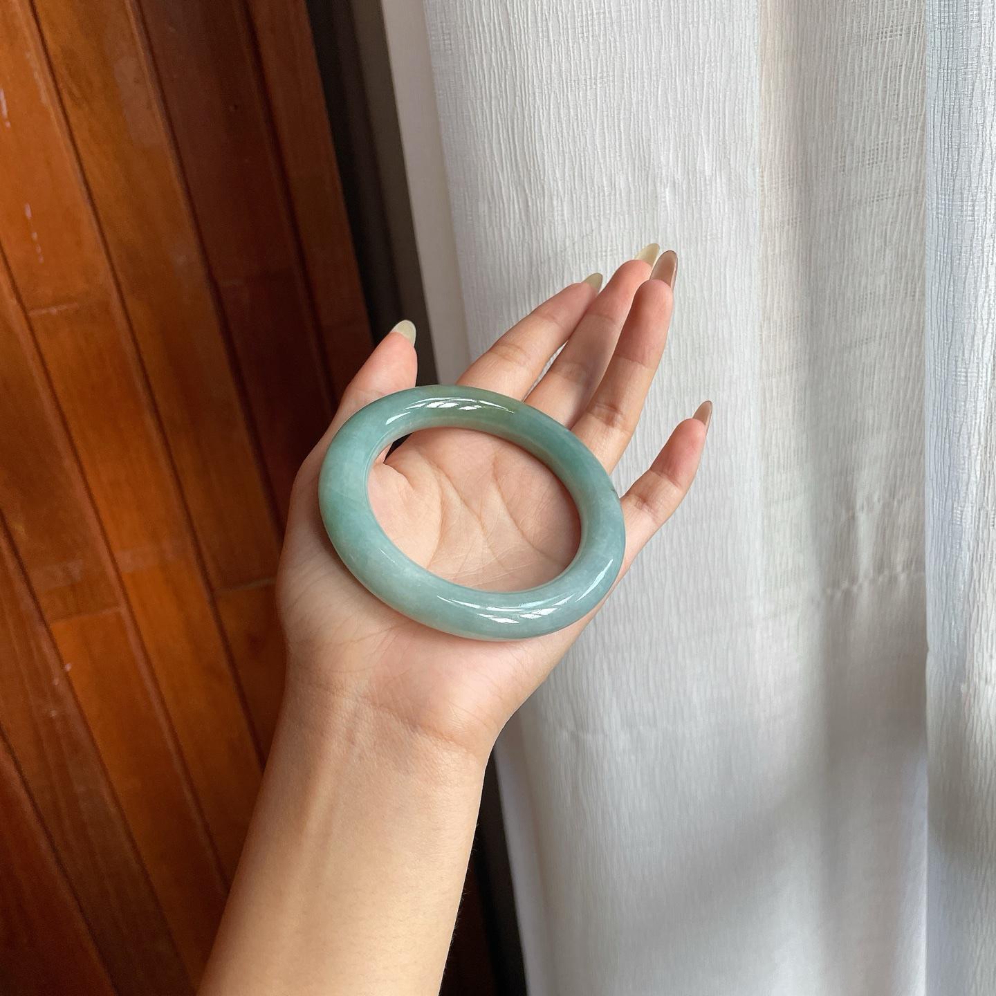 细糯种湖水绿带黄翡翡翠圆条手镯（56.7mm）（yc220245）
