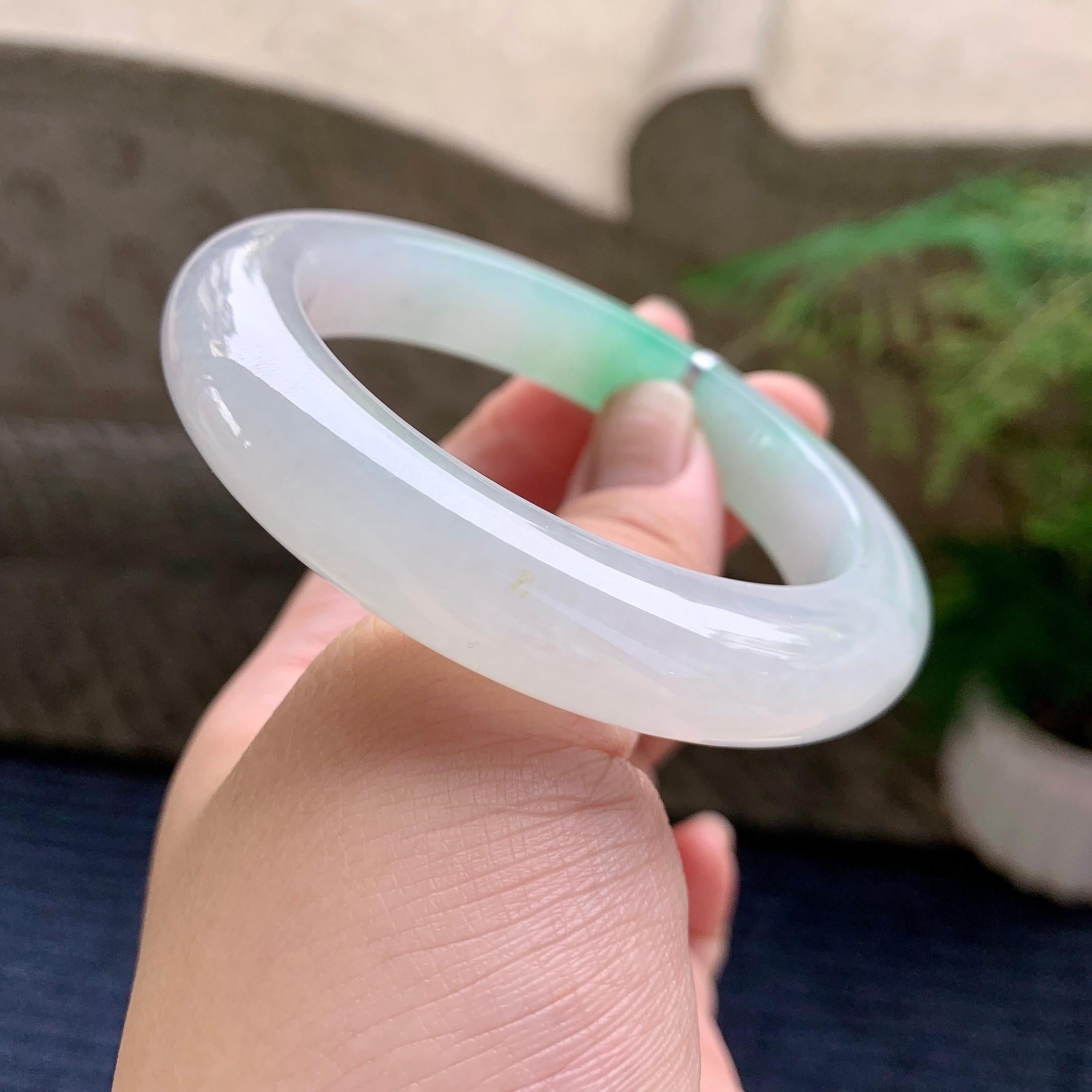 糯冰种飘绿平安镯（55.2mm）（yc233909）
