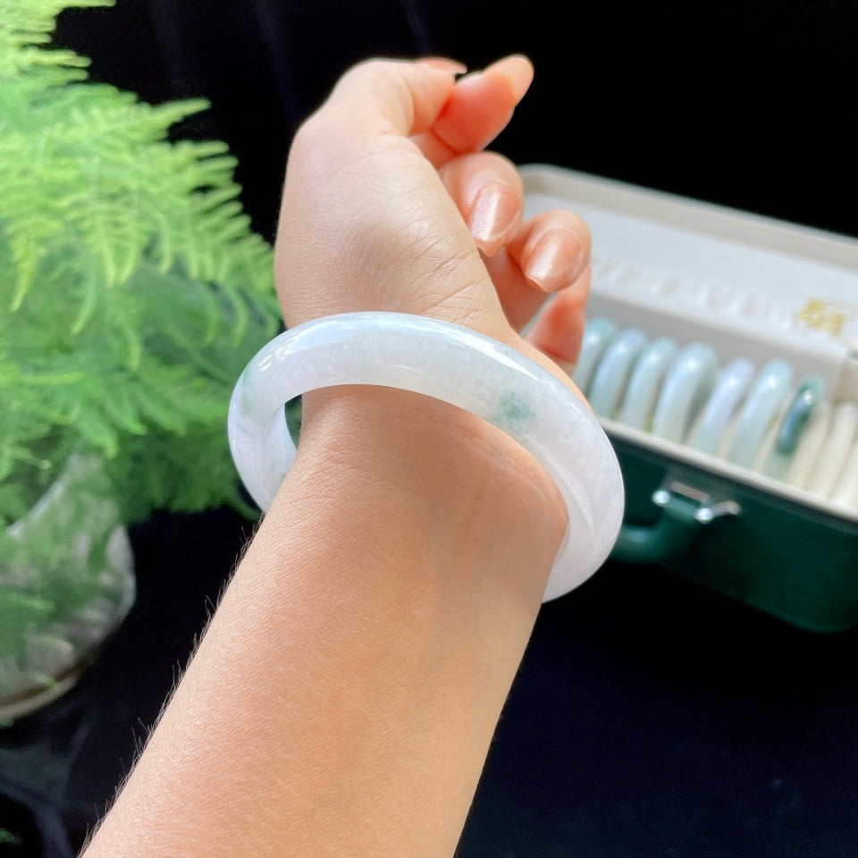 糯冰种春底飘花正圈翡翠手镯（56mm）（yc019404）