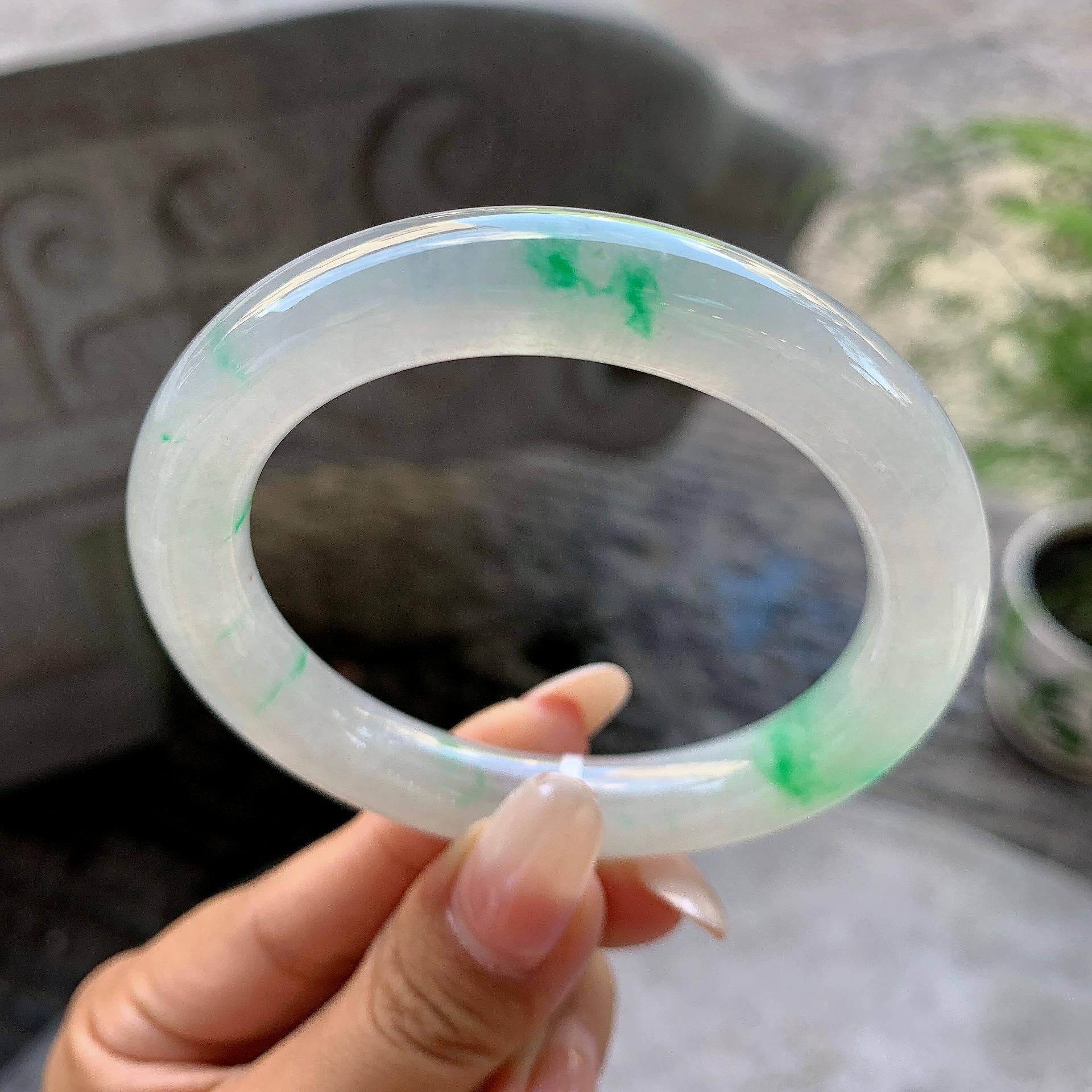 糯冰种飘绿圆条手镯（55.4mm）