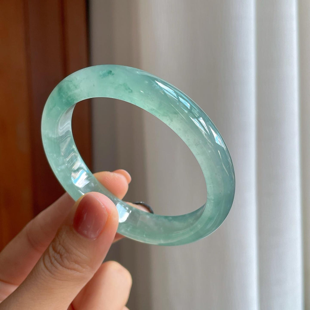 冰玻种蓝底飘花翡翠贵妃镯（55.5mm）（yc277370）