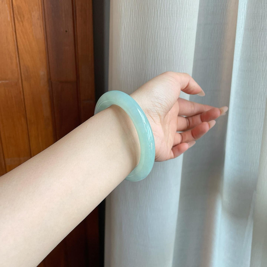 糯冰淡椿底翡翠圆条手镯（56.8mm）（yc282515）