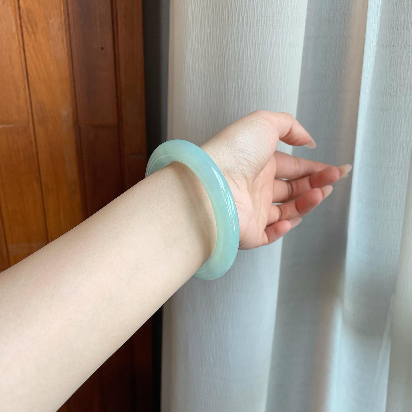 糯冰淡椿底翡翠圆条手镯（56.8mm）（yc282515）